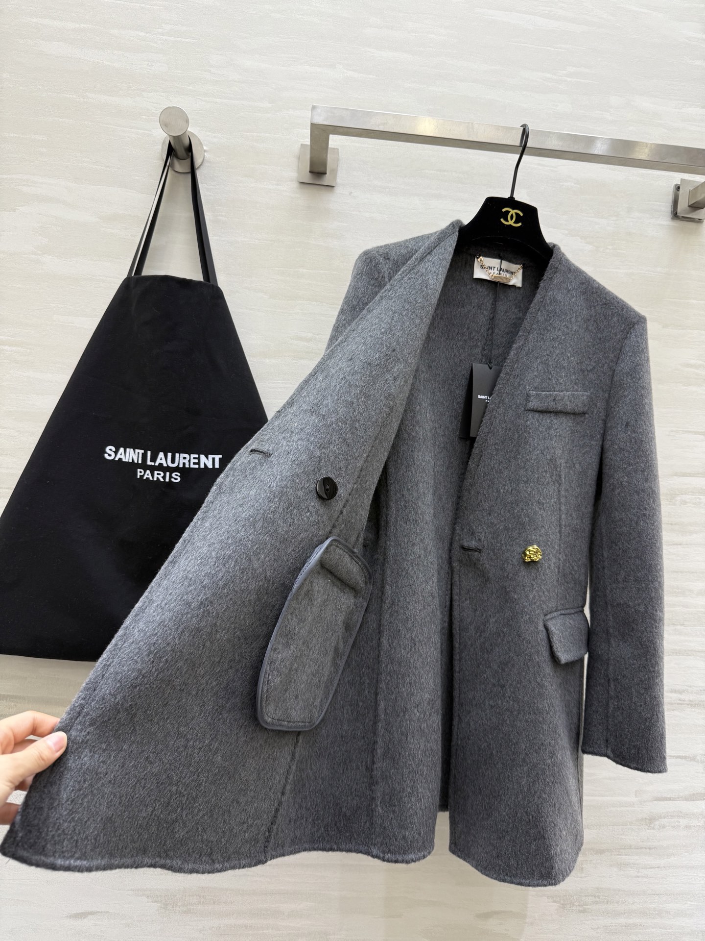 #ysl 羊毛西装外套 采用高品质羊毛 柔软又保暖 秋冬穿超合适！整体设计低调优雅 双排扣＋黑色金属链条