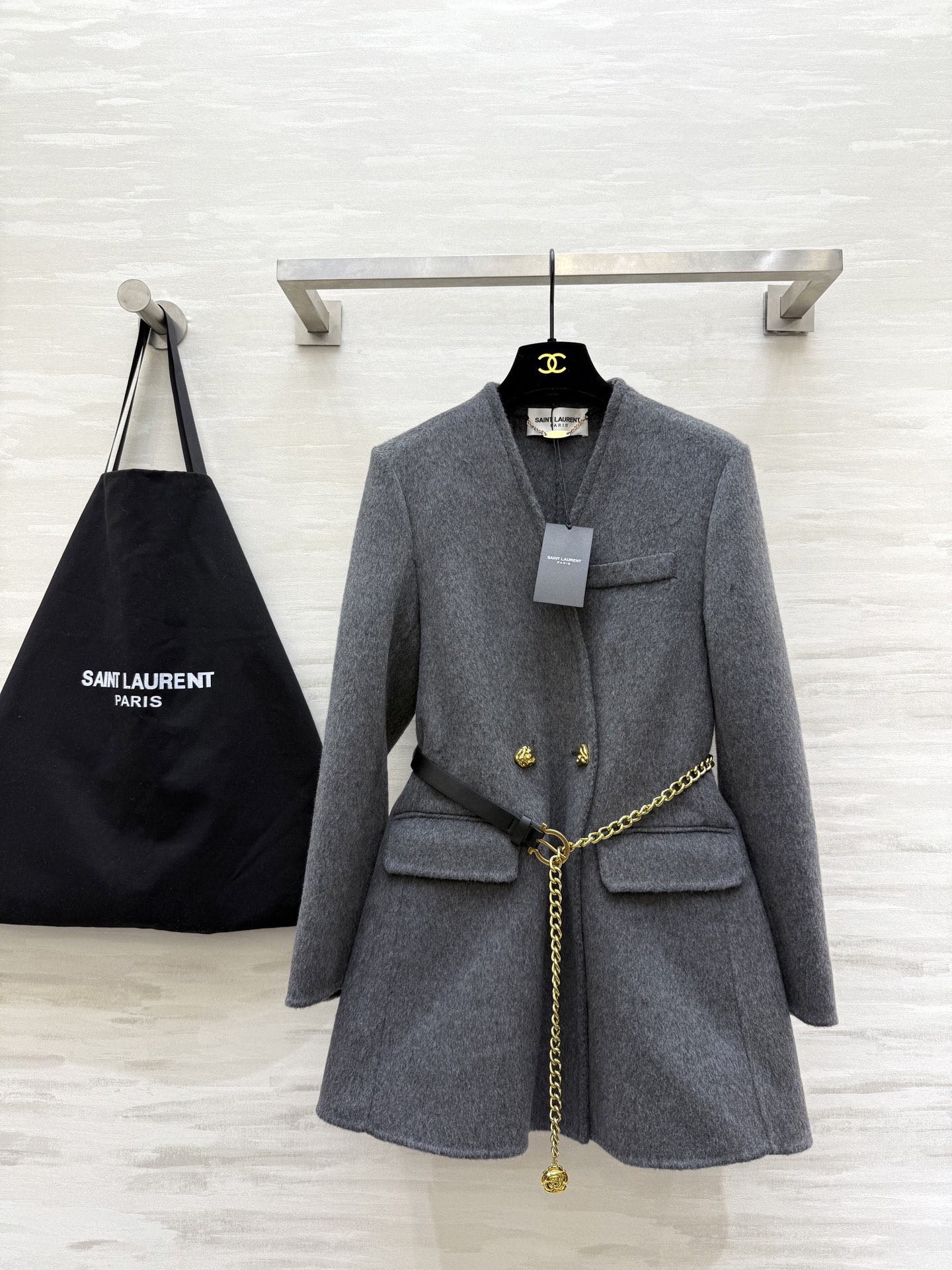 NO:666546,#ysl wool suit jacket is made of high-quality wool, soft and warm, perfect for autumn and winter!  The overall design is low-key and elegant. Double-breasted buttons + black metal chain. Perfect details. A-line shape. Moderate length. Can be easily worn for commuting or formal occasions!  High quality, available in stock first size S/M/L (S size shoulder width 38, bust 90, length 78), saint laurent, jackets & coats, business suit,  19860909#ysl 羊毛西装外套 采用高品质羊毛 柔软又保暖 秋冬穿超合适！整体设计低调优雅 双排扣＋黑色金属链条 细节满分 A字版型 长度适中 通勤或正式场合都能轻松驾驭！高品质 现货首发sizeS/M/L（s码肩宽38,胸围90,衣长78）,,saint laurent,jackets & coats,business suit, ,Women's clothing