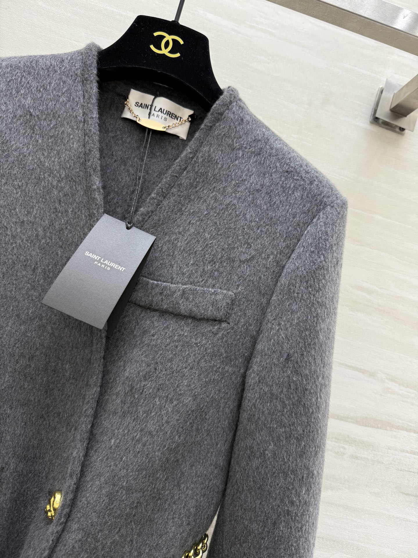 #ysl 羊毛西装外套 采用高品质羊毛 柔软又保暖 秋冬穿超合适！整体设计低调优雅 双排扣＋黑色金属链条