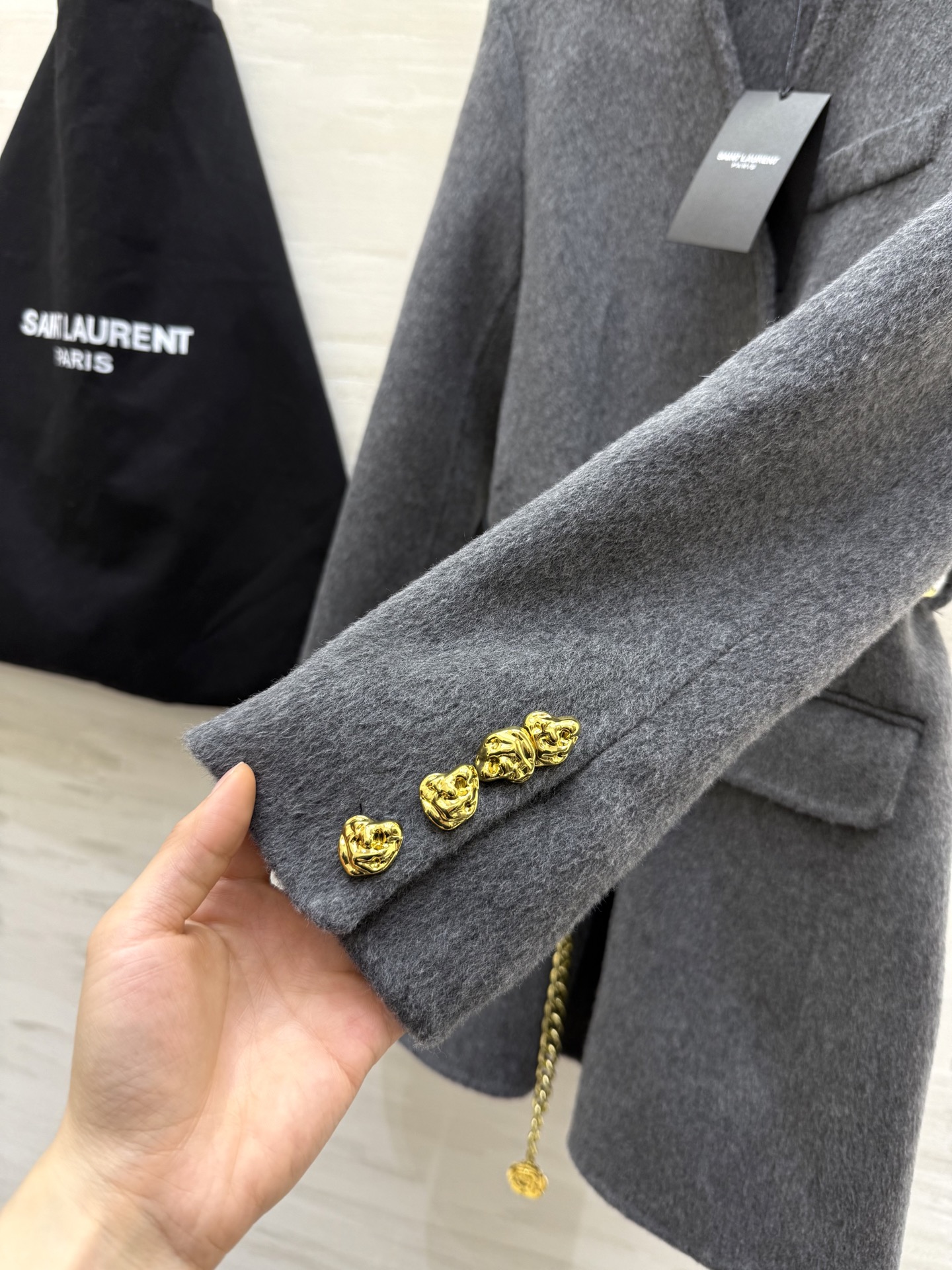 #ysl 羊毛西装外套 采用高品质羊毛 柔软又保暖 秋冬穿超合适！整体设计低调优雅 双排扣＋黑色金属链条