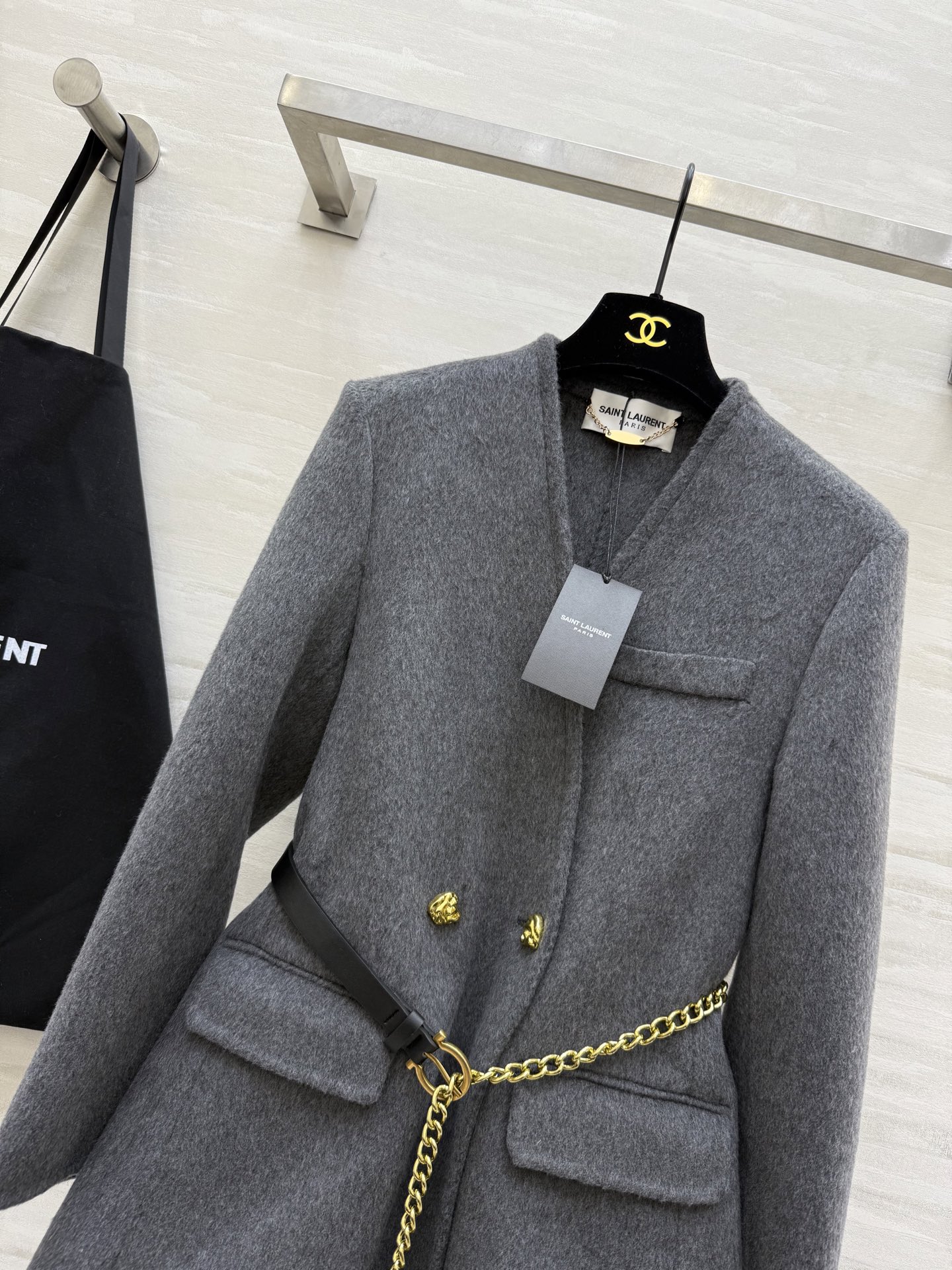 #ysl 羊毛西装外套 采用高品质羊毛 柔软又保暖 秋冬穿超合适！整体设计低调优雅 双排扣＋黑色金属链条