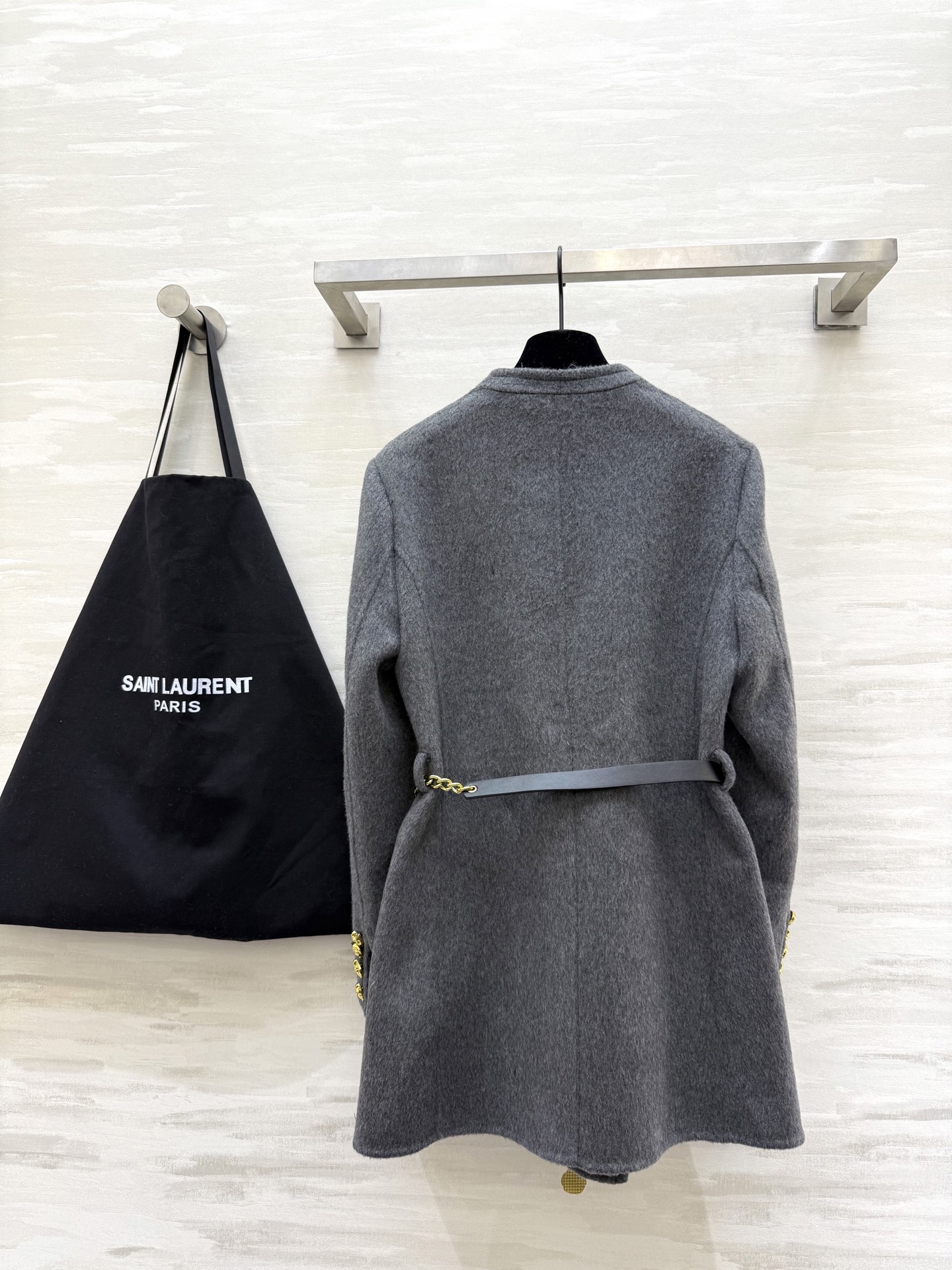 #ysl 羊毛西装外套 采用高品质羊毛 柔软又保暖 秋冬穿超合适！整体设计低调优雅 双排扣＋黑色金属链条