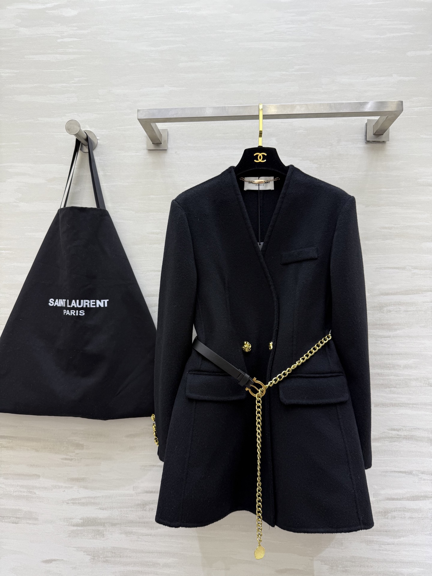 NO:666550,#ysl wool suit jacket is made of high-quality wool, soft and warm, perfect for autumn and winter!  The overall design is low-key and elegant. Double-breasted buttons + black metal chain. Perfect details. A-line shape. Moderate length. Can be easily worn for commuting or formal occasions!  High quality, available in stock first size S/M/L (S size shoulder width 38, bust 90, length 78), saint laurent, jackets & coats, business suit,  19860909#ysl 羊毛西装外套 采用高品质羊毛 柔软又保暖 秋冬穿超合适！整体设计低调优雅 双排扣＋黑色金属链条 细节满分 A字版型 长度适中 通勤或正式场合都能轻松驾驭！高品质 现货首发sizeS/M/L（s码肩宽38,胸围90,衣长78）,,saint laurent,jackets & coats,business suit, ,Women's clothing