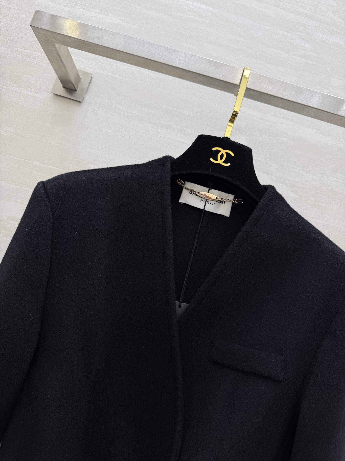 #ysl 羊毛西装外套 采用高品质羊毛 柔软又保暖 秋冬穿超合适！整体设计低调优雅 双排扣＋黑色金属链条