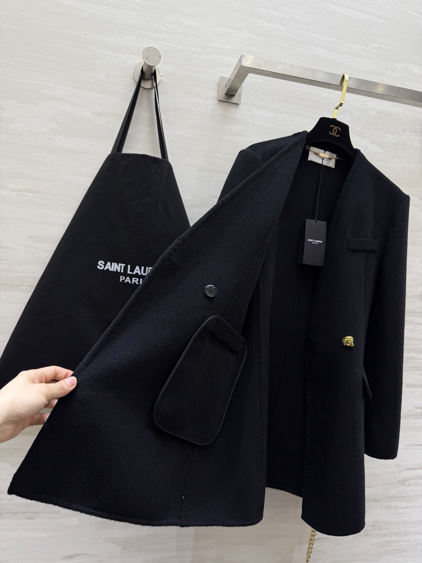 #ysl 羊毛西装外套 采用高品质羊毛 柔软又保暖 秋冬穿超合适！整体设计低调优雅 双排扣＋黑色金属链条