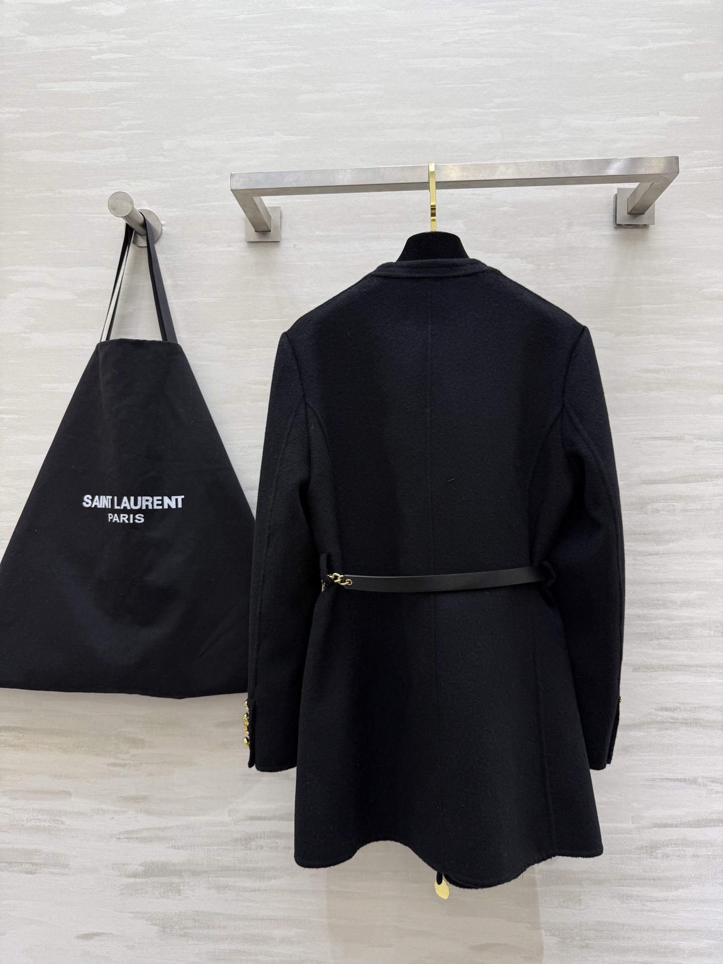 #ysl 羊毛西装外套 采用高品质羊毛 柔软又保暖 秋冬穿超合适！整体设计低调优雅 双排扣＋黑色金属链条