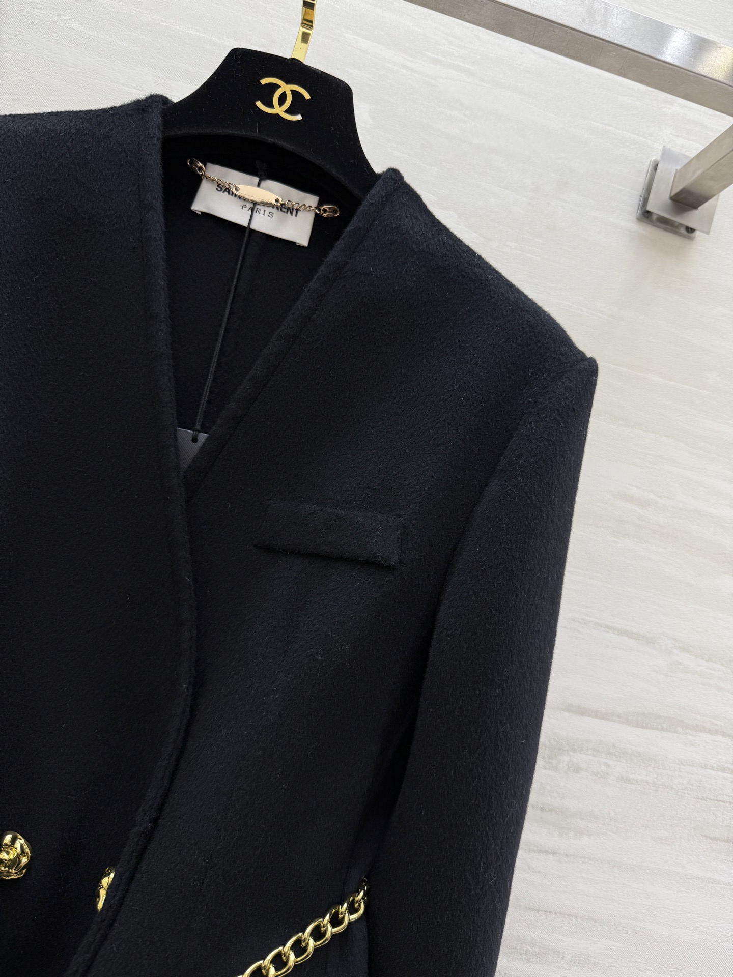 #ysl 羊毛西装外套 采用高品质羊毛 柔软又保暖 秋冬穿超合适！整体设计低调优雅 双排扣＋黑色金属链条