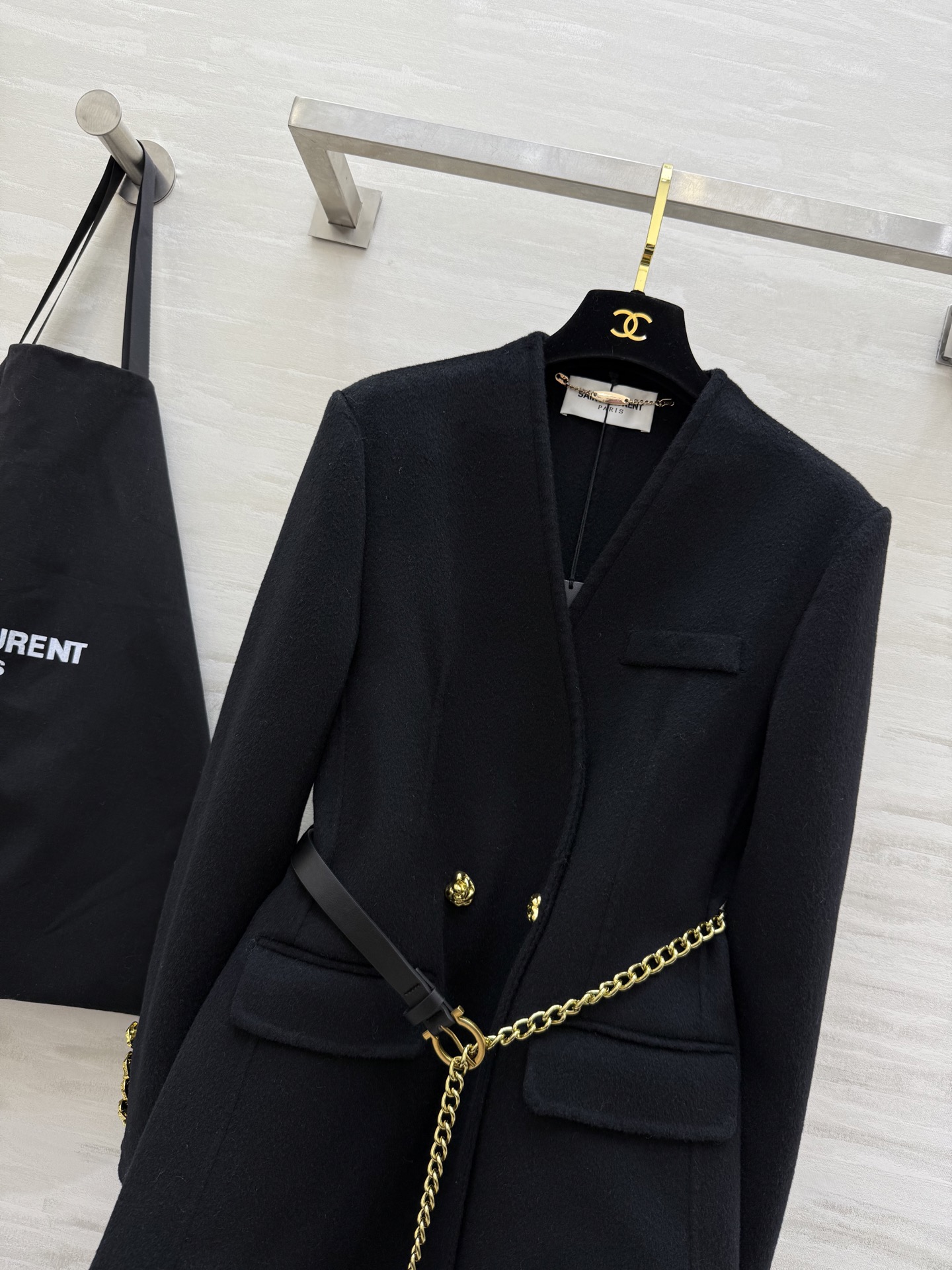 #ysl 羊毛西装外套 采用高品质羊毛 柔软又保暖 秋冬穿超合适！整体设计低调优雅 双排扣＋黑色金属链条