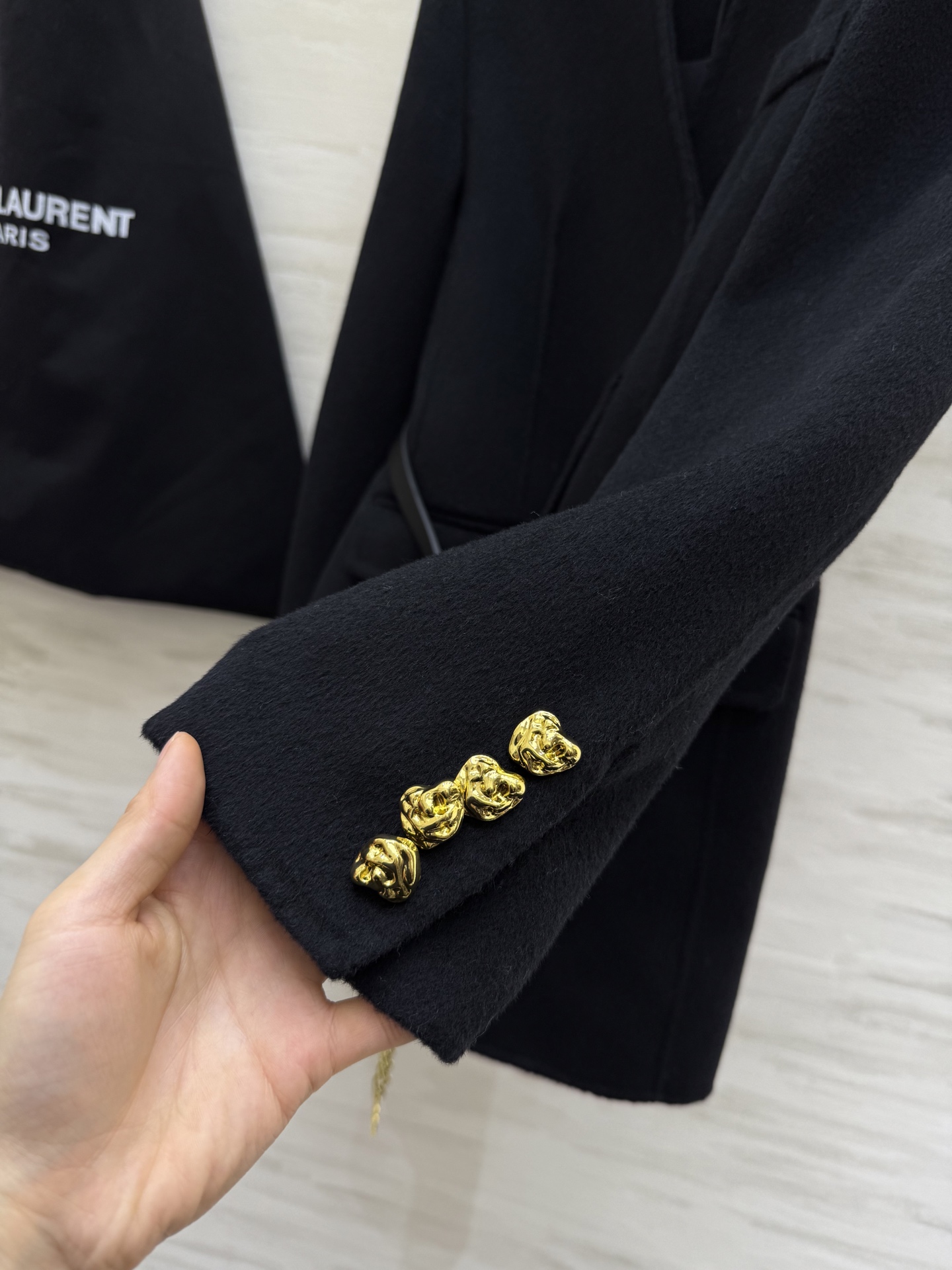 #ysl 羊毛西装外套 采用高品质羊毛 柔软又保暖 秋冬穿超合适！整体设计低调优雅 双排扣＋黑色金属链条