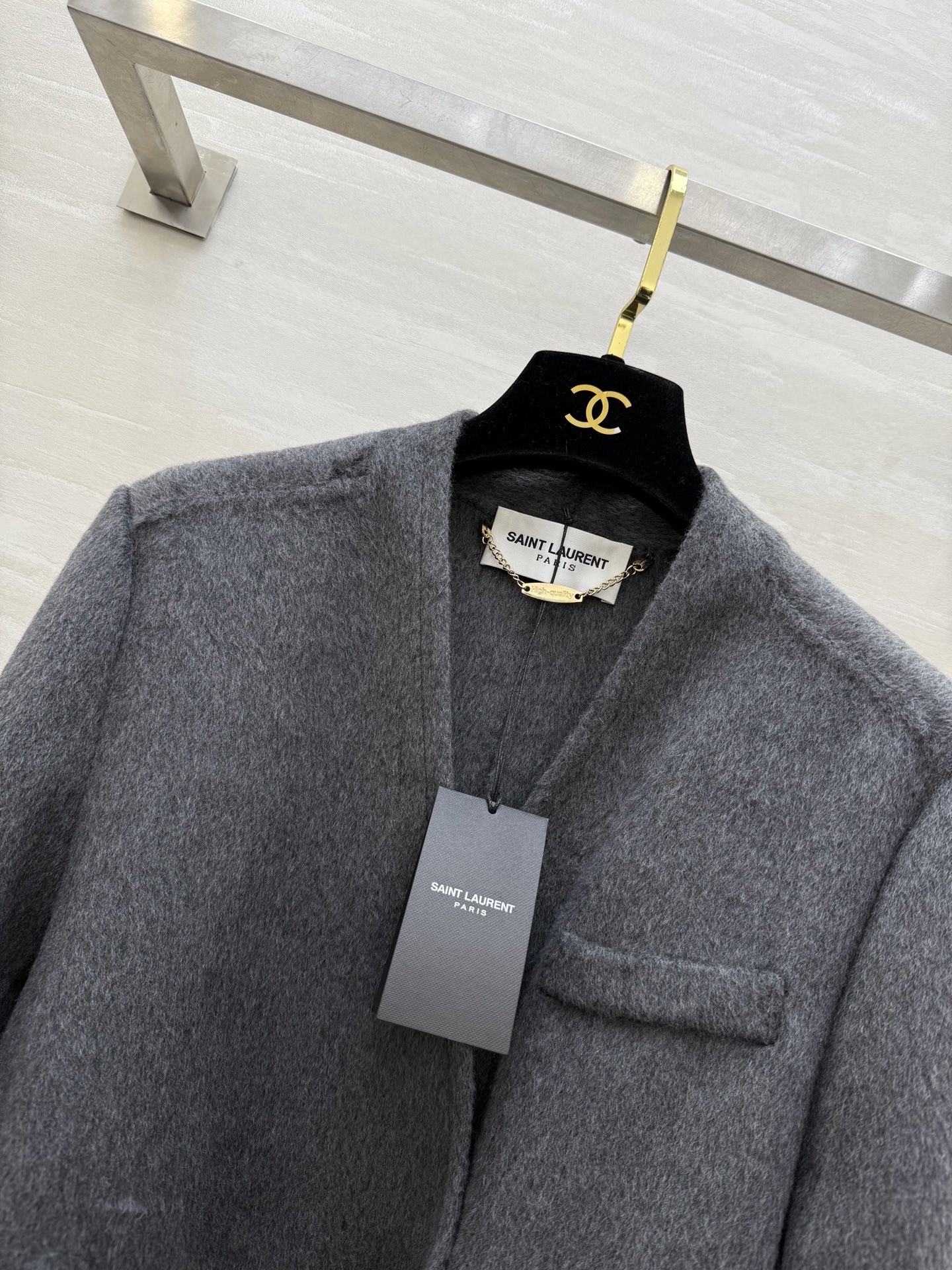 #ysl 羊毛长款大衣 采用高品质羊毛 柔软又保暖 秋冬穿超合适！整体设计低调优雅 双排扣＋黑色金属链条