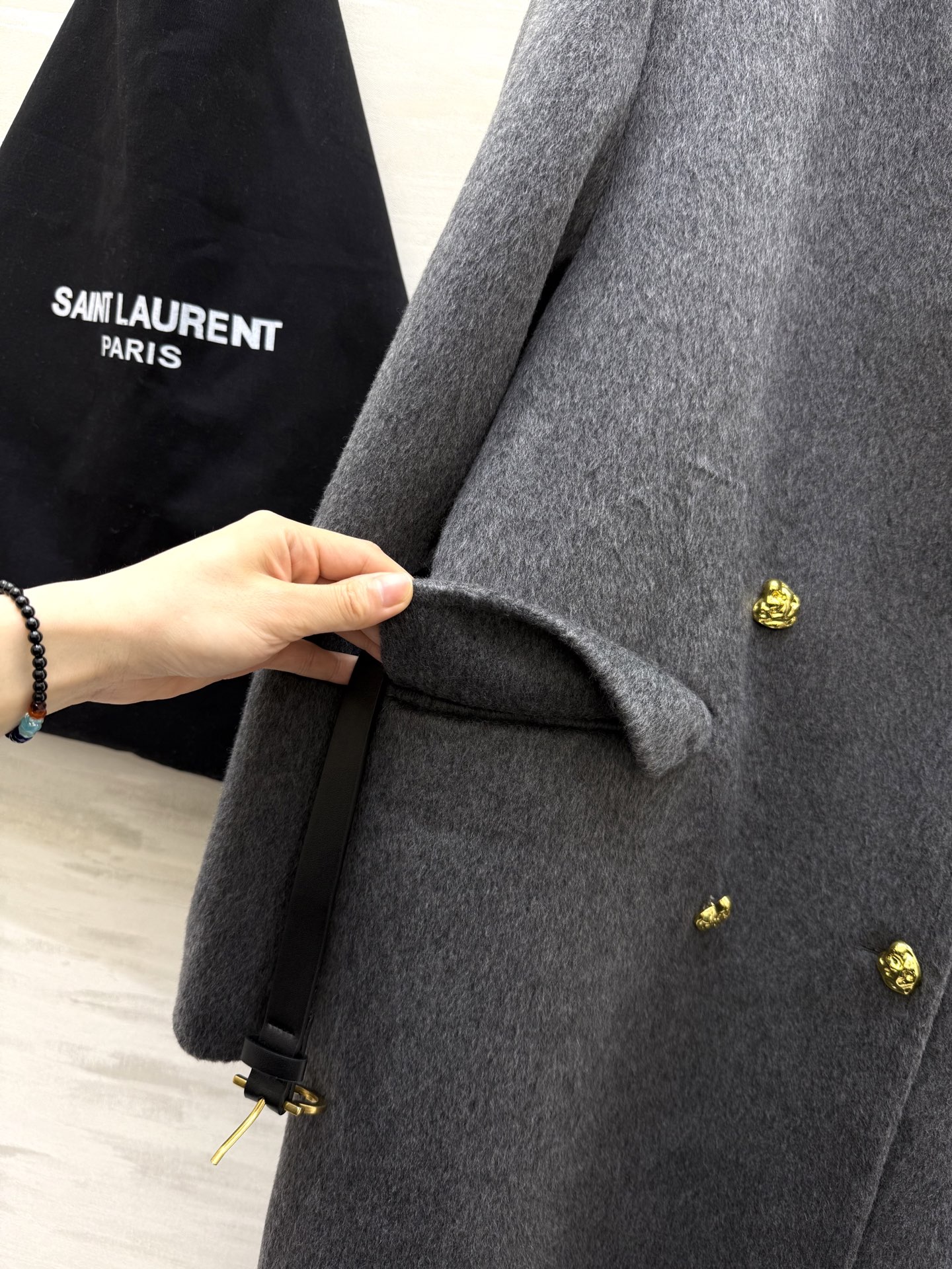 #ysl 羊毛长款大衣 采用高品质羊毛 柔软又保暖 秋冬穿超合适！整体设计低调优雅 双排扣＋黑色金属链条