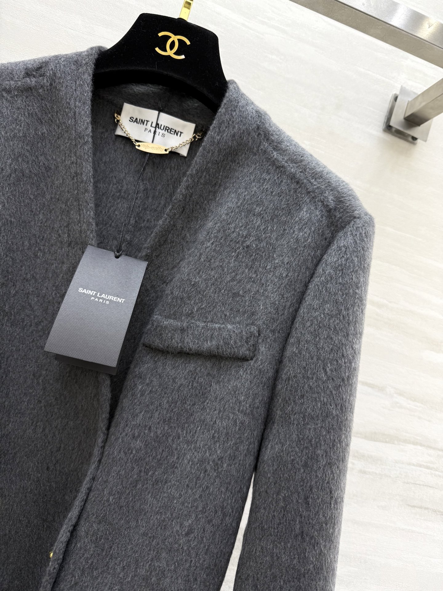 #ysl 羊毛长款大衣 采用高品质羊毛 柔软又保暖 秋冬穿超合适！整体设计低调优雅 双排扣＋黑色金属链条