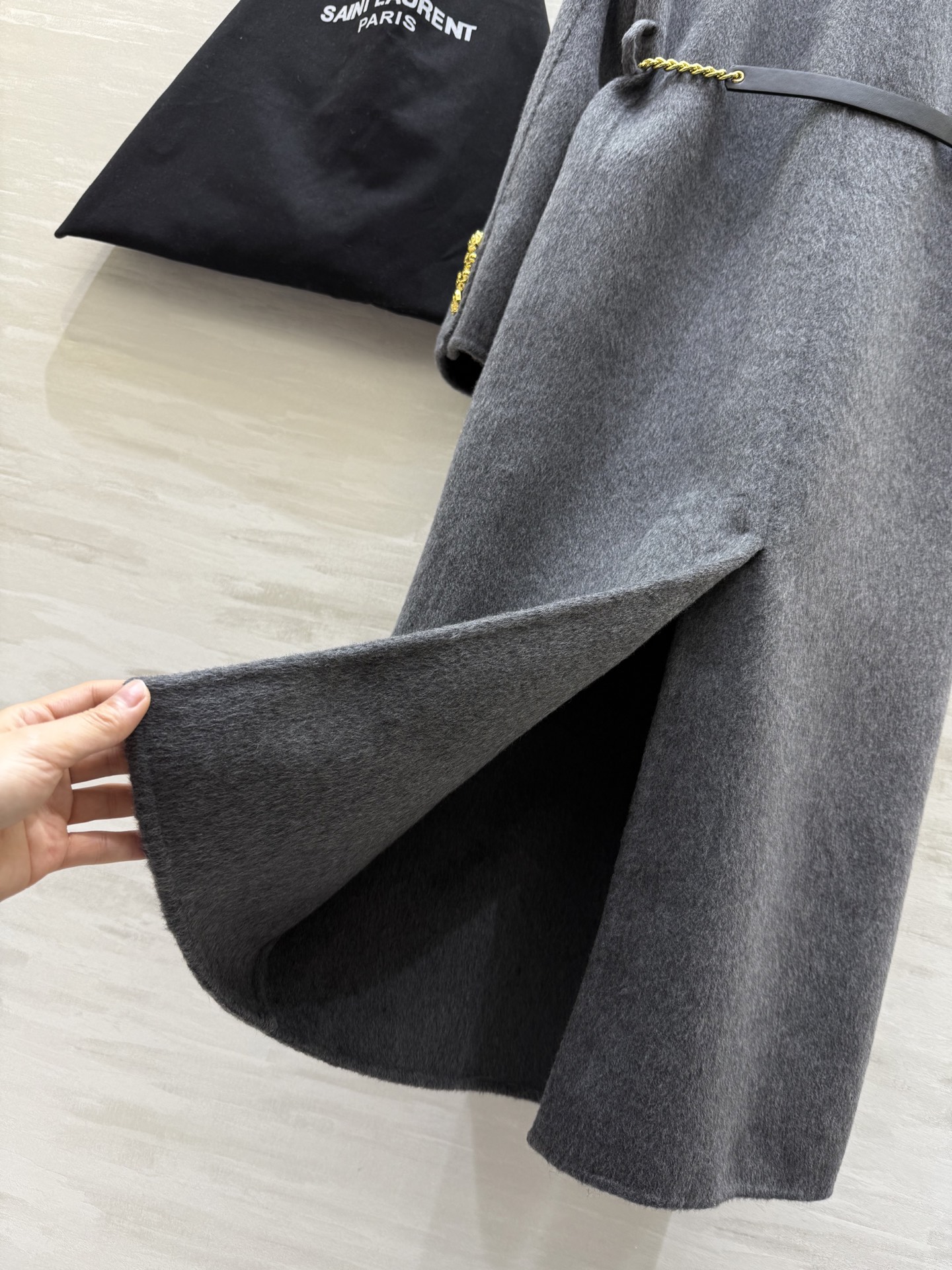 #ysl 羊毛长款大衣 采用高品质羊毛 柔软又保暖 秋冬穿超合适！整体设计低调优雅 双排扣＋黑色金属链条