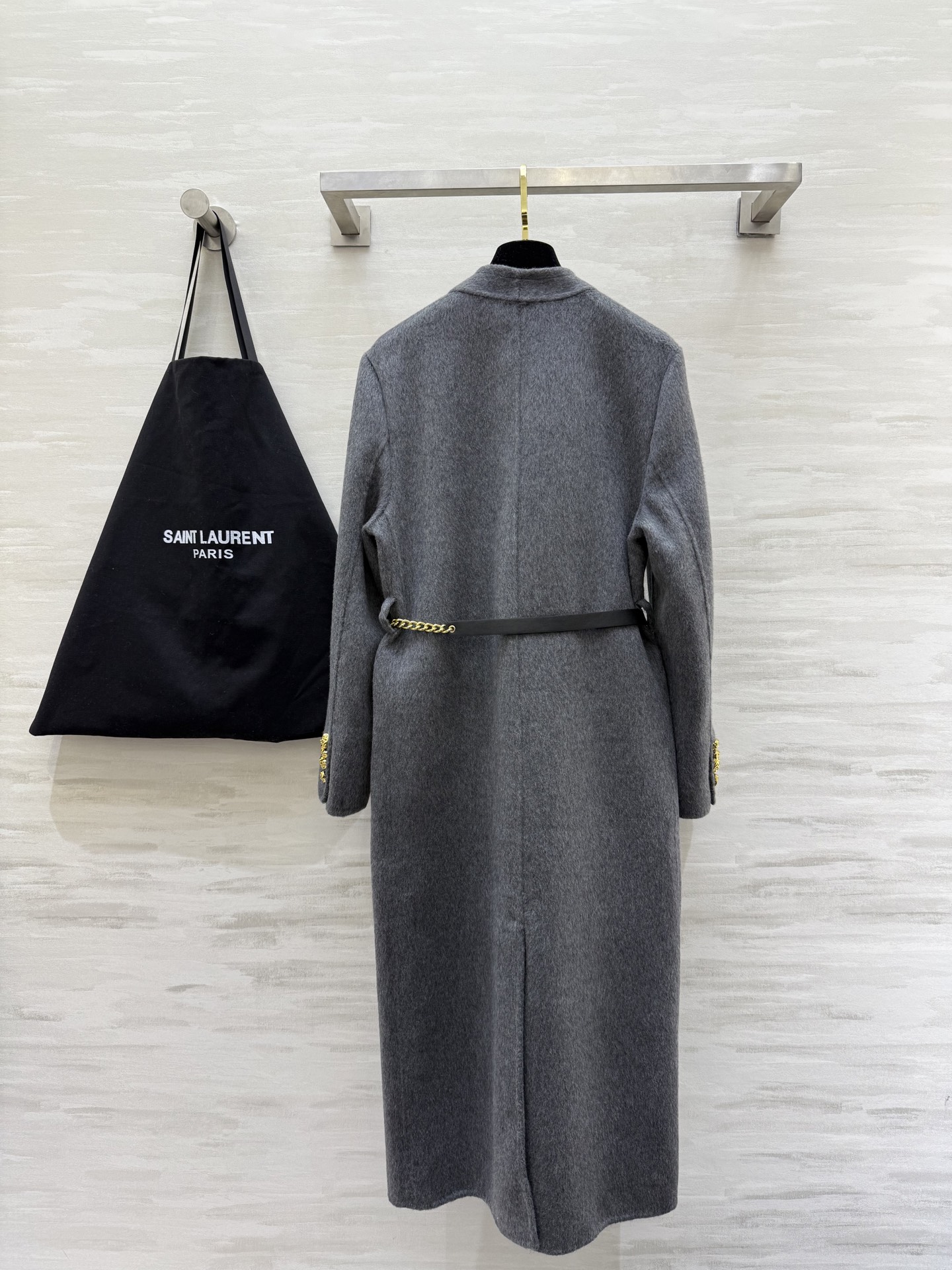 #ysl 羊毛长款大衣 采用高品质羊毛 柔软又保暖 秋冬穿超合适！整体设计低调优雅 双排扣＋黑色金属链条