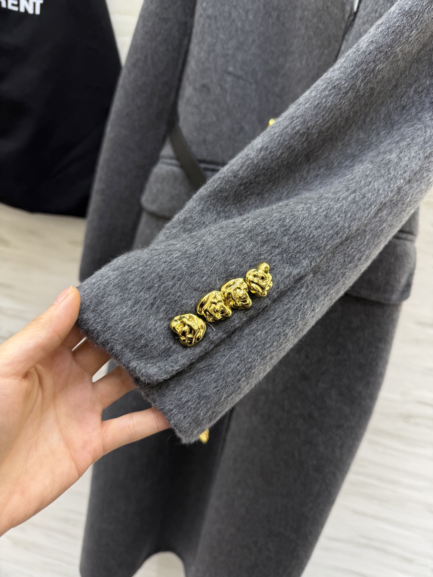 #ysl 羊毛长款大衣 采用高品质羊毛 柔软又保暖 秋冬穿超合适！整体设计低调优雅 双排扣＋黑色金属链条