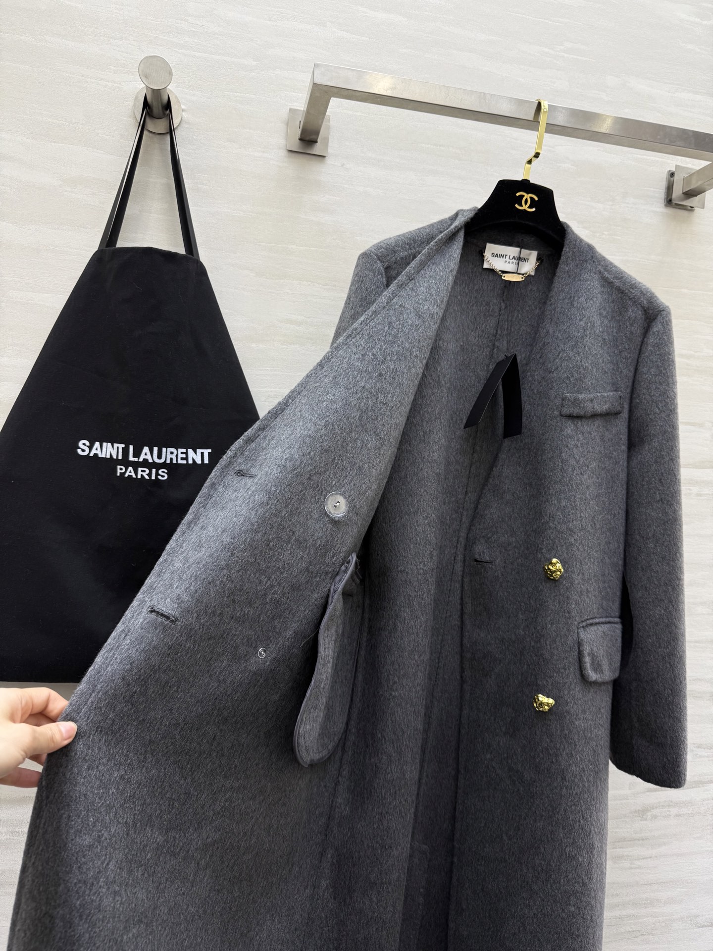 #ysl 羊毛长款大衣 采用高品质羊毛 柔软又保暖 秋冬穿超合适！整体设计低调优雅 双排扣＋黑色金属链条