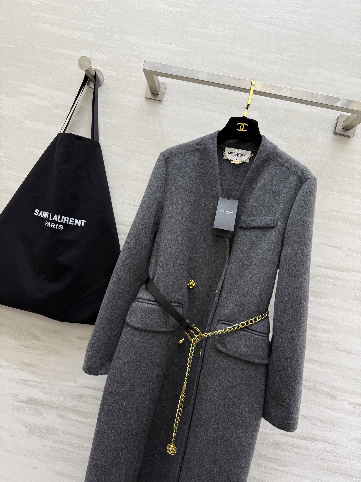 #ysl 羊毛长款大衣 采用高品质羊毛 柔软又保暖 秋冬穿超合适！整体设计低调优雅 双排扣＋黑色金属链条