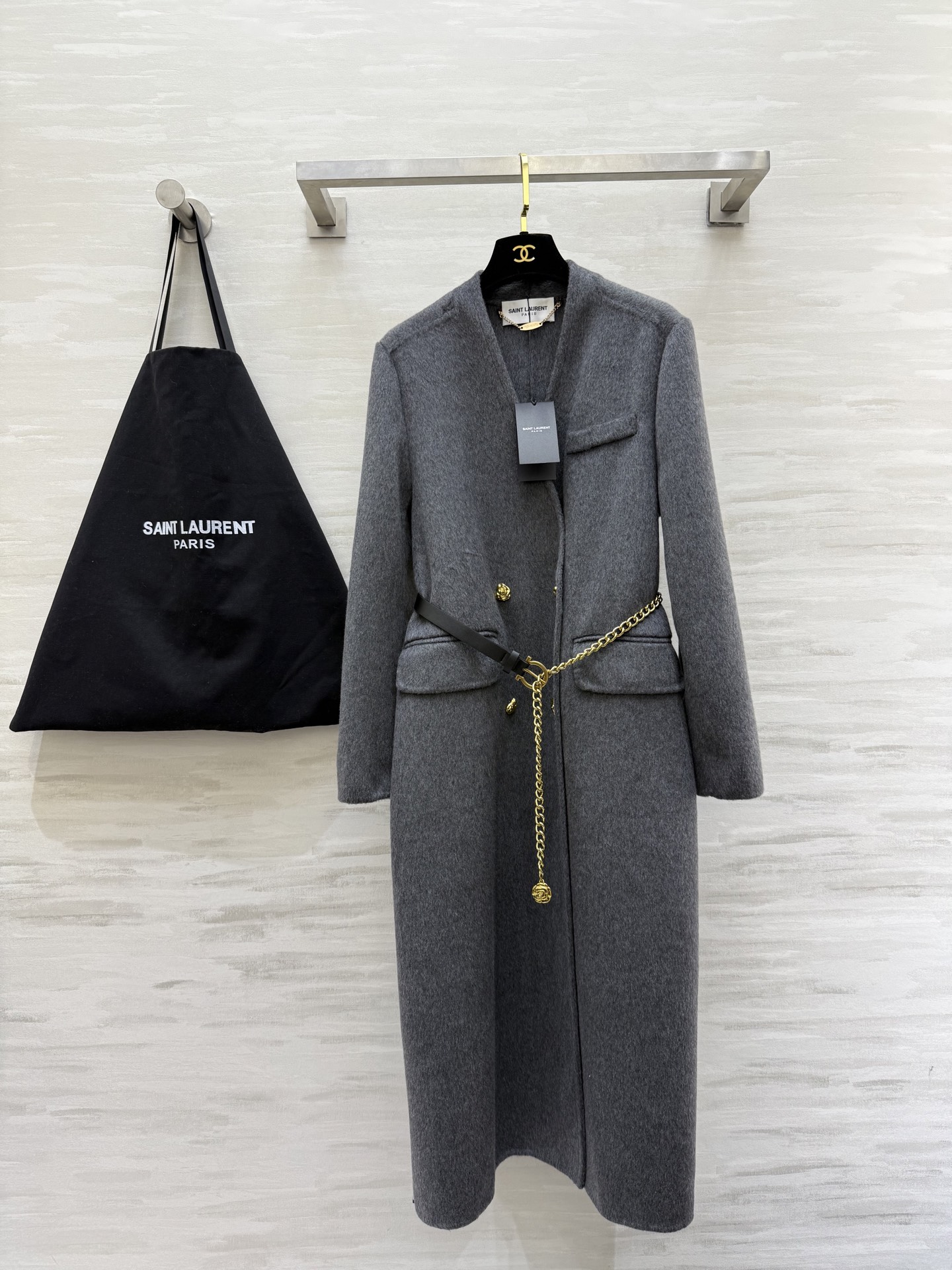 NO:666553,Comes with dust bag #ysl wool long coat made of high-quality wool, soft and warm, perfect for autumn and winter!  The overall design is low-key and elegant. Double-breasted buttons + black metal chain. Perfect details. A-line shape. Moderate length. Can be easily worn for commuting or formal occasions!  High quality, available in stock first size S/M/L (M size shoulder width 41, bust 100, length 117), saint laurent,  19860909配防尘袋#ysl 羊毛长款大衣 采用高品质羊毛 柔软又保暖 秋冬穿超合适！整体设计低调优雅 双排扣＋黑色金属链条 细节满分 A字版型 长度适中 通勤或正式场合都能轻松驾驭！高品质 现货首发sizeS/M/L（M码肩宽41,胸围100,衣长117）,,saint laurent, ,Women's clothing