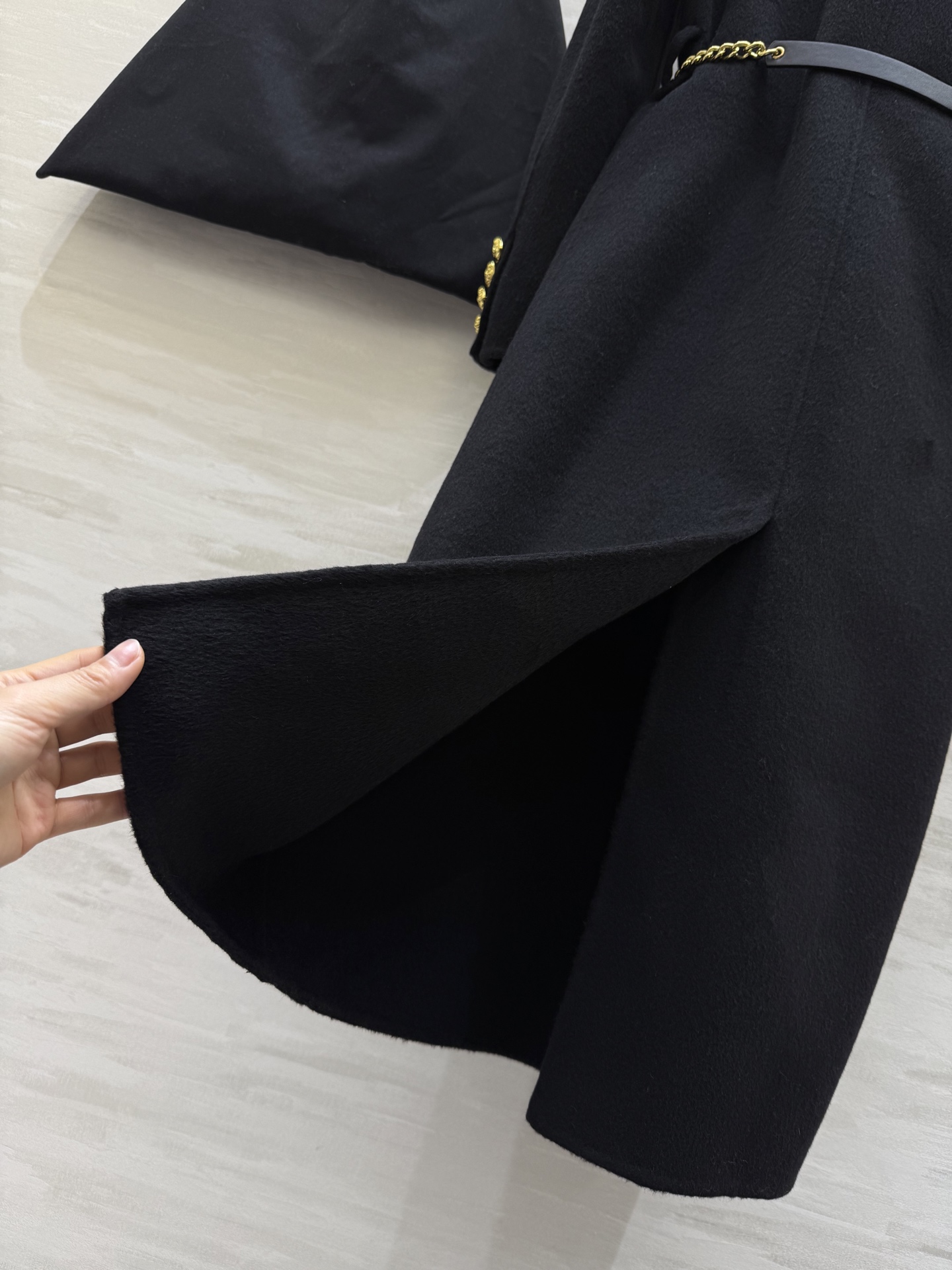 #ysl 羊毛长款大衣 采用高品质羊毛 柔软又保暖 秋冬穿超合适！整体设计低调优雅 双排扣＋黑色金属链条