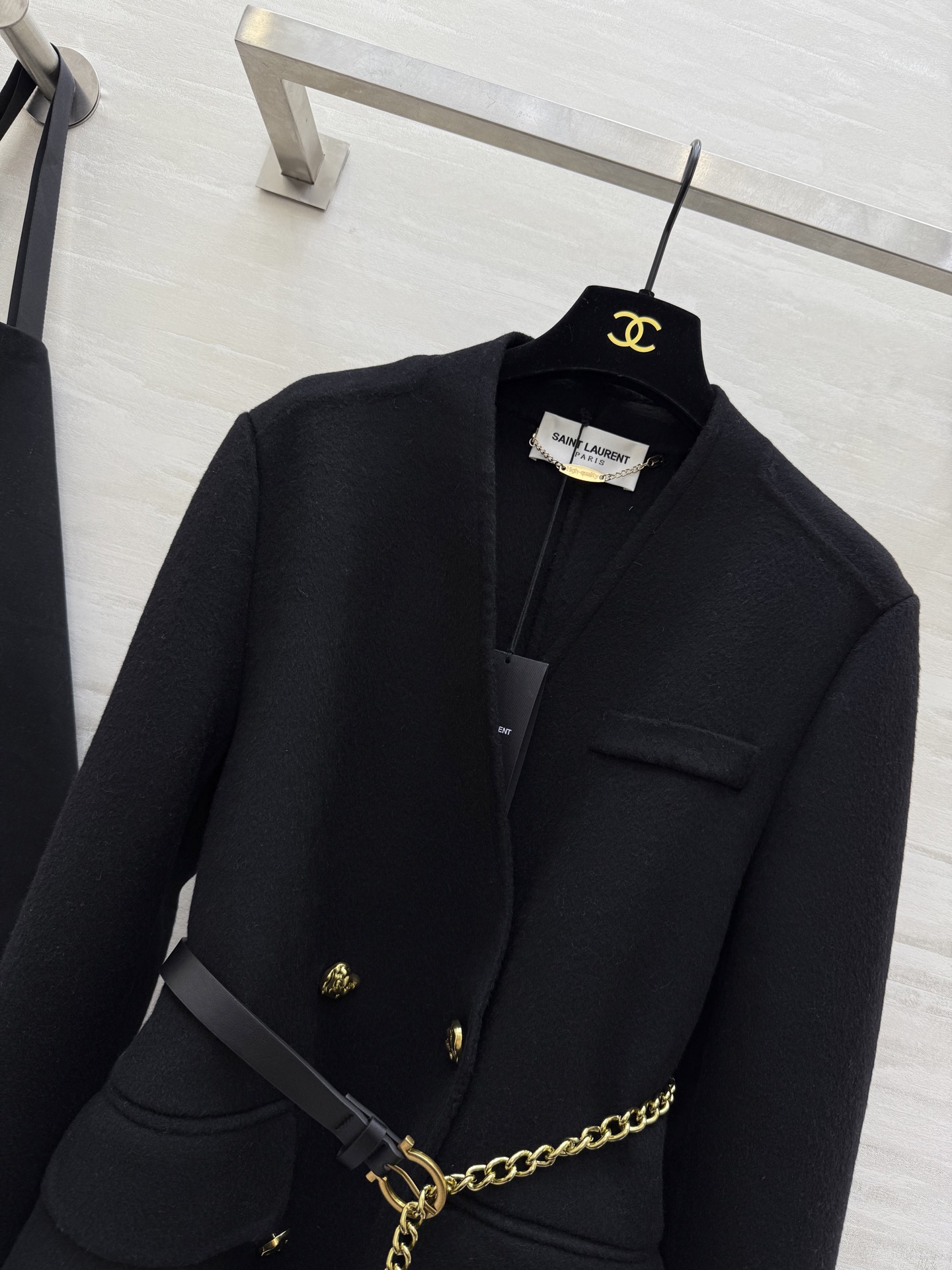 #ysl 羊毛长款大衣 采用高品质羊毛 柔软又保暖 秋冬穿超合适！整体设计低调优雅 双排扣＋黑色金属链条