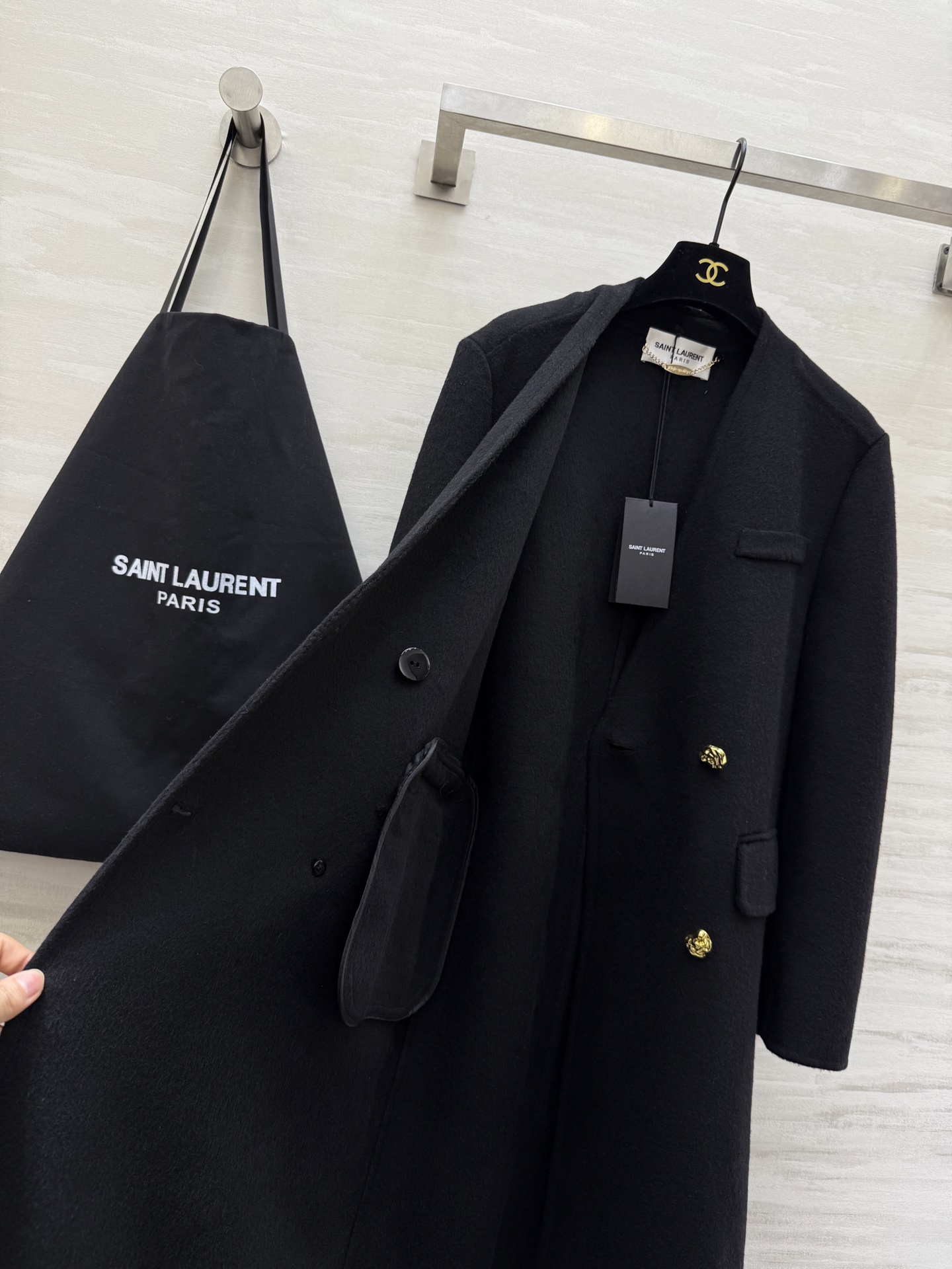 #ysl 羊毛长款大衣 采用高品质羊毛 柔软又保暖 秋冬穿超合适！整体设计低调优雅 双排扣＋黑色金属链条