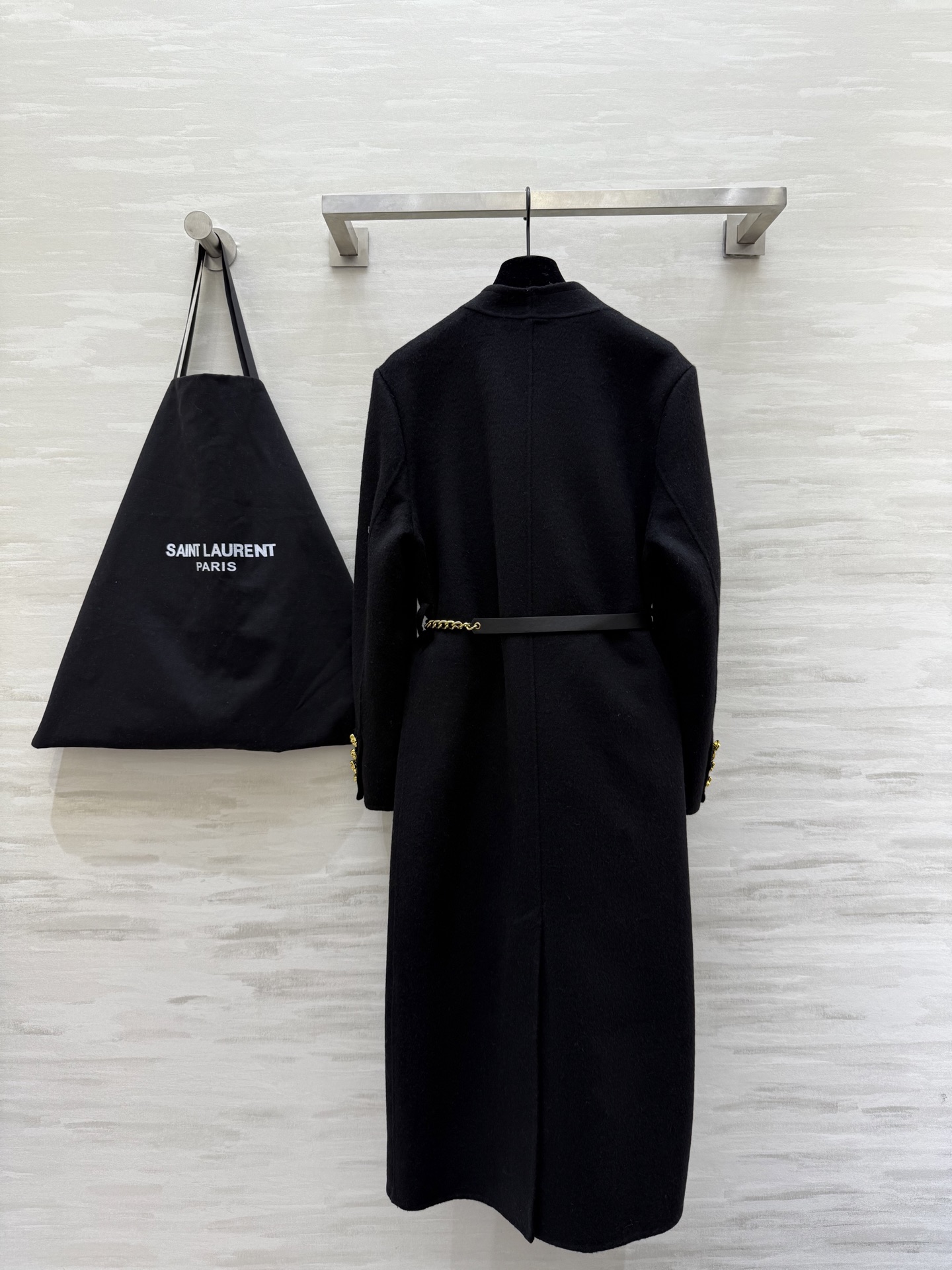 #ysl 羊毛长款大衣 采用高品质羊毛 柔软又保暖 秋冬穿超合适！整体设计低调优雅 双排扣＋黑色金属链条