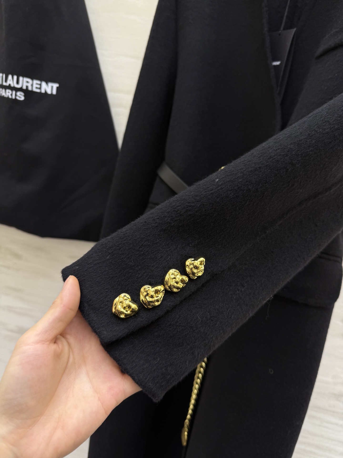 #ysl 羊毛长款大衣 采用高品质羊毛 柔软又保暖 秋冬穿超合适！整体设计低调优雅 双排扣＋黑色金属链条