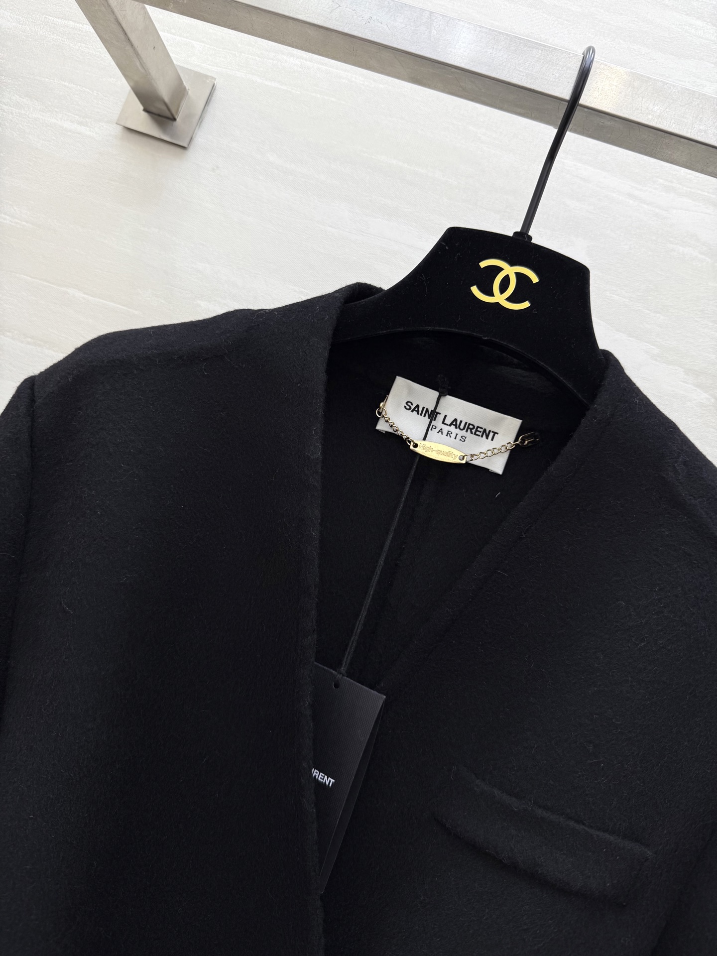 #ysl 羊毛长款大衣 采用高品质羊毛 柔软又保暖 秋冬穿超合适！整体设计低调优雅 双排扣＋黑色金属链条