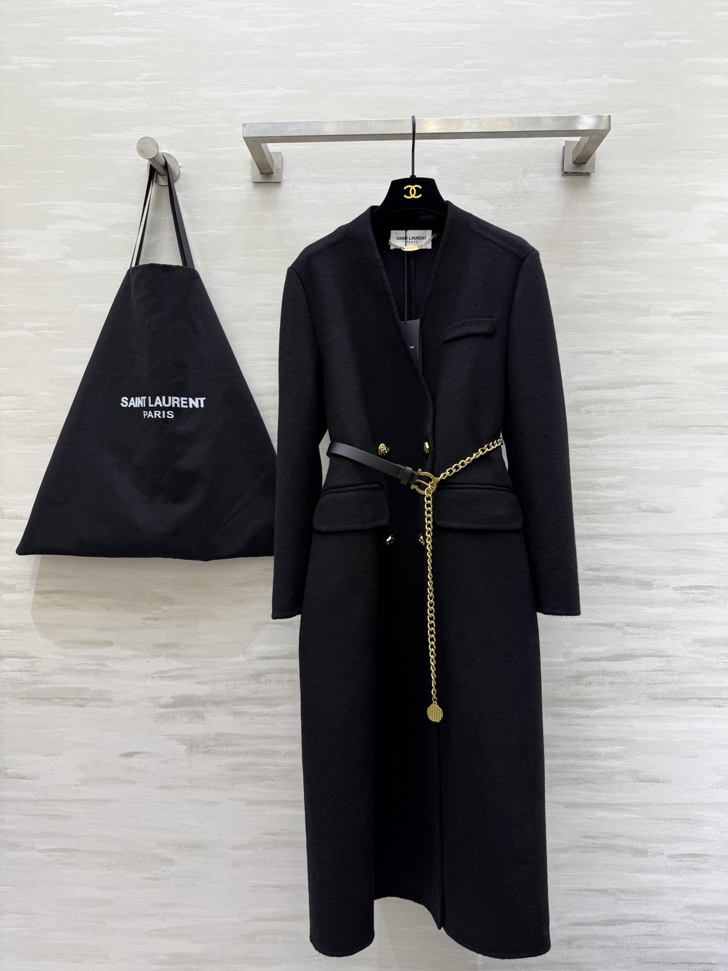 NO:666560,Comes with dust bag #ysl wool long coat made of high-quality wool, soft and warm, perfect for autumn and winter!  The overall design is low-key and elegant. Double-breasted buttons + black metal chain. Perfect details. A-line shape. Moderate length. Can be easily worn for commuting or formal occasions!  High quality, available in stock first size S/M/L (M size shoulder width 41, bust 100, length 117), saint laurent,  19860909配防尘袋#ysl 羊毛长款大衣 采用高品质羊毛 柔软又保暖 秋冬穿超合适！整体设计低调优雅 双排扣＋黑色金属链条 细节满分 A字版型 长度适中 通勤或正式场合都能轻松驾驭！高品质 现货首发sizeS/M/L（M码肩宽41,胸围100,衣长117）,,saint laurent, ,Women's clothing