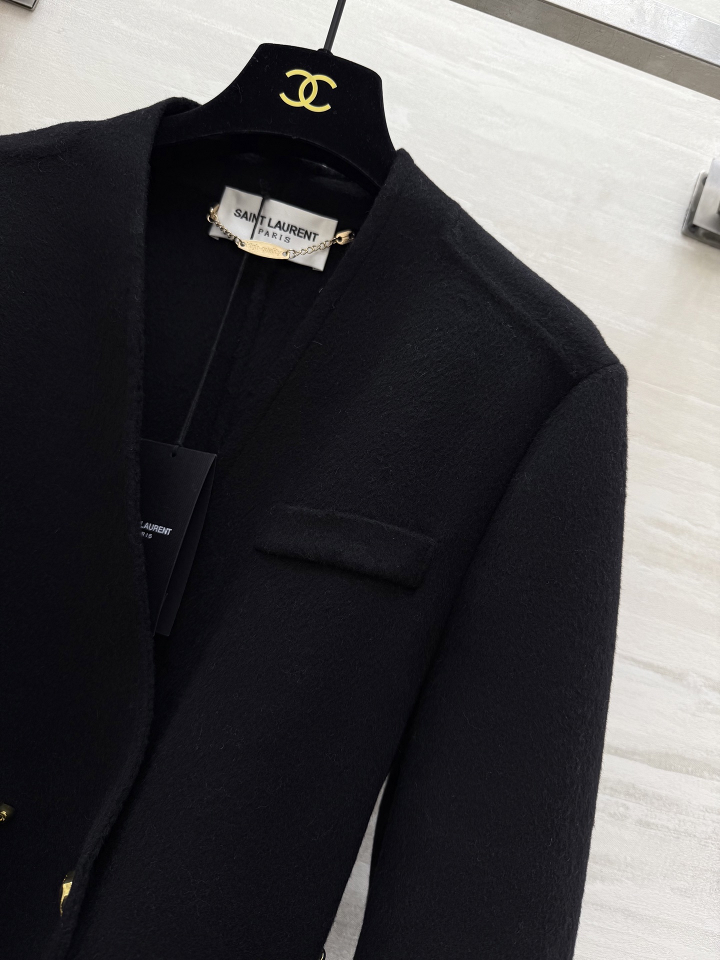 #ysl 羊毛长款大衣 采用高品质羊毛 柔软又保暖 秋冬穿超合适！整体设计低调优雅 双排扣＋黑色金属链条