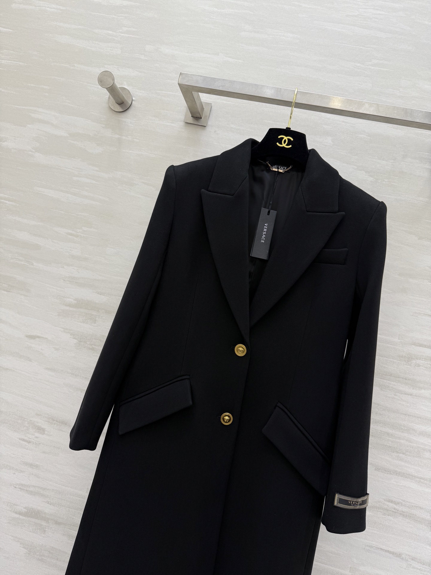 #versac♡黑色西装式大衣 经典长款设计 金色纽扣超有辨识度 剪裁利落 西装翻领 对称口袋 实用又时