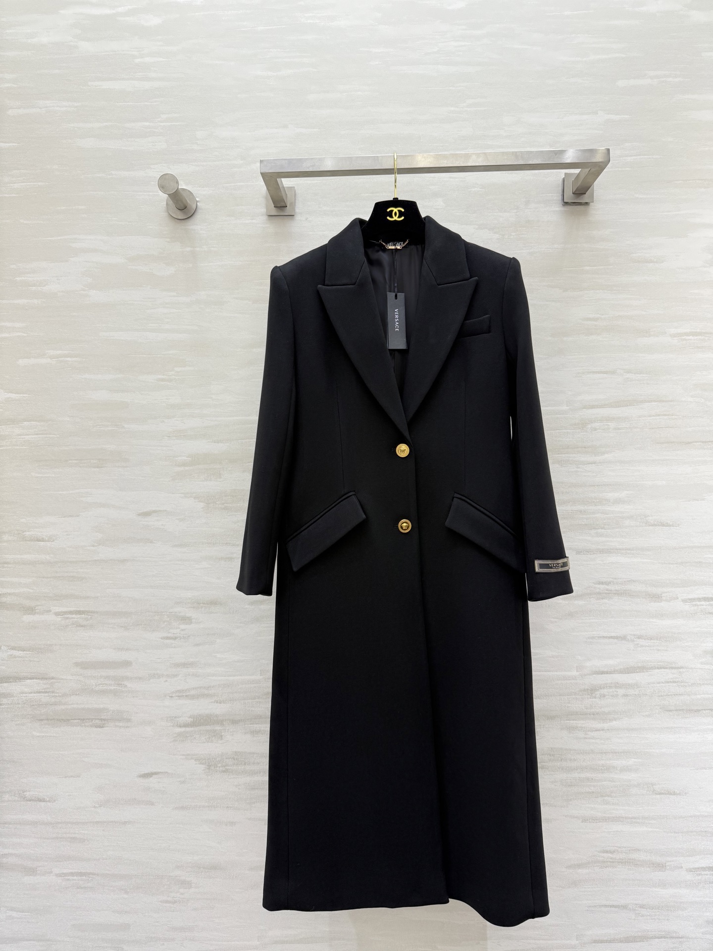 NO:666555,Comes with dust bag #versac Black blazer. Classic long design. Gold buttons are very recognizable. Clean tailoring. Suit lapels. Symmetrical pockets. Practical and fashionable. Full upper body aura. High-quality customization. Ready for sale. SizeS/M/L/XL (shoulder width 39, bust 94, length 112 for size M),,versace,business suit, 19860909配防尘袋#versac黑色西装式大衣 经典长款设计 金色纽扣超有辨识度 剪裁利落 西装翻领 对称口袋 实用又时髦 上身气场全开 高品质定制 现货首发sizeS/M/L/XL（M码肩宽39,胸围94,衣长112）,,versace,business suit, ,Women's clothing