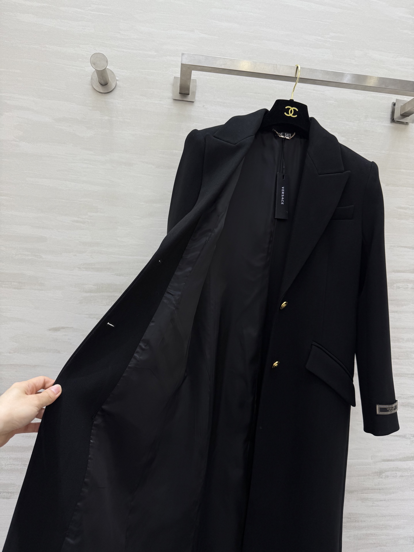 #versac♡黑色西装式大衣 经典长款设计 金色纽扣超有辨识度 剪裁利落 西装翻领 对称口袋 实用又时