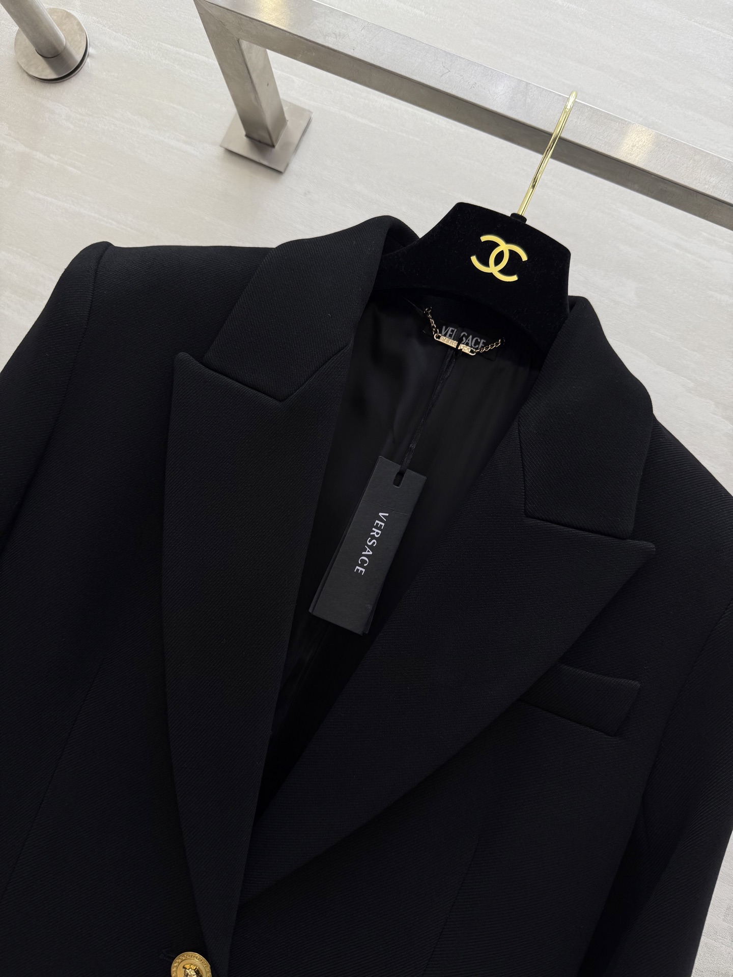 #versac♡黑色西装式大衣 经典长款设计 金色纽扣超有辨识度 剪裁利落 西装翻领 对称口袋 实用又时