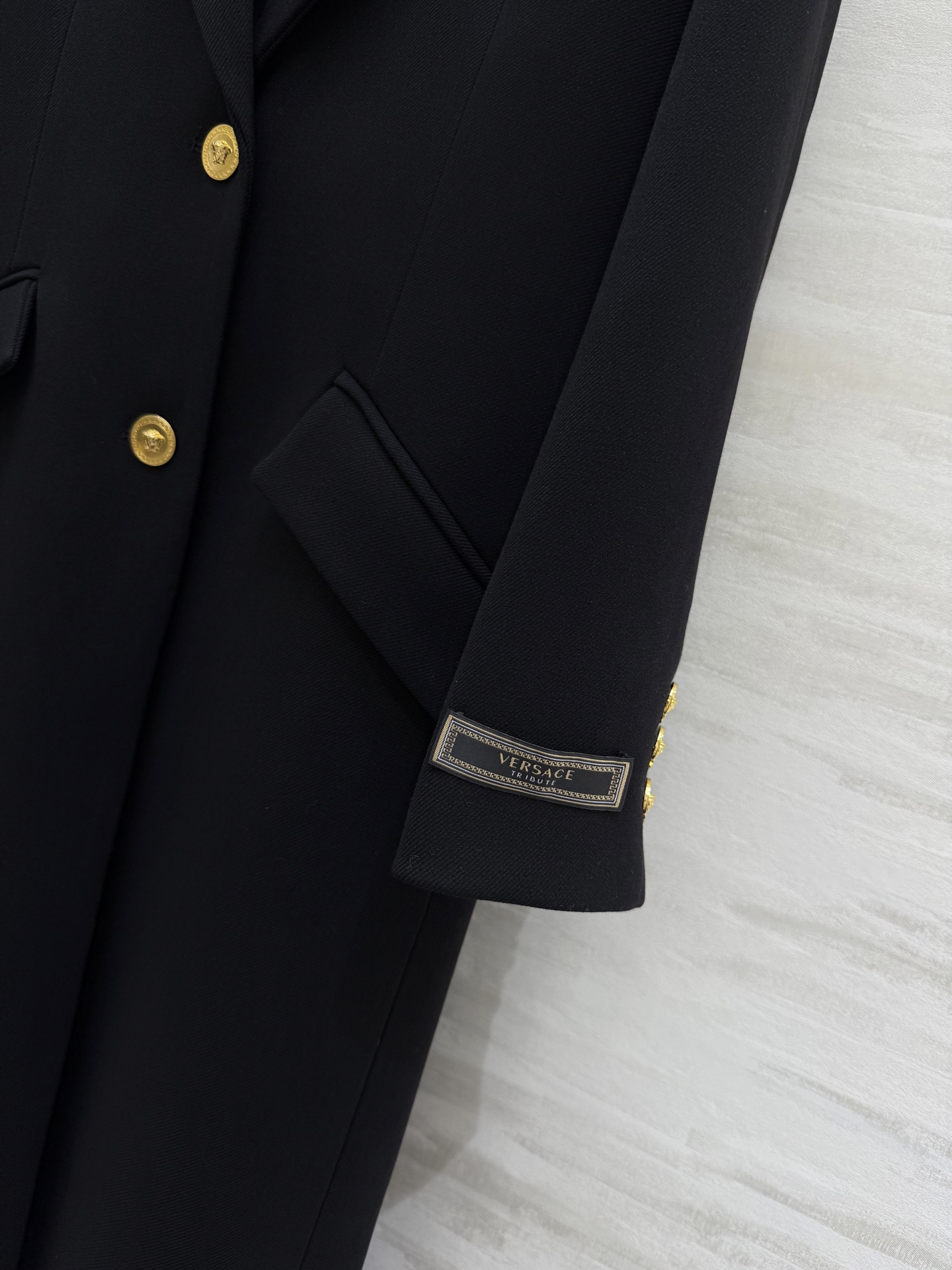 #versac♡黑色西装式大衣 经典长款设计 金色纽扣超有辨识度 剪裁利落 西装翻领 对称口袋 实用又时