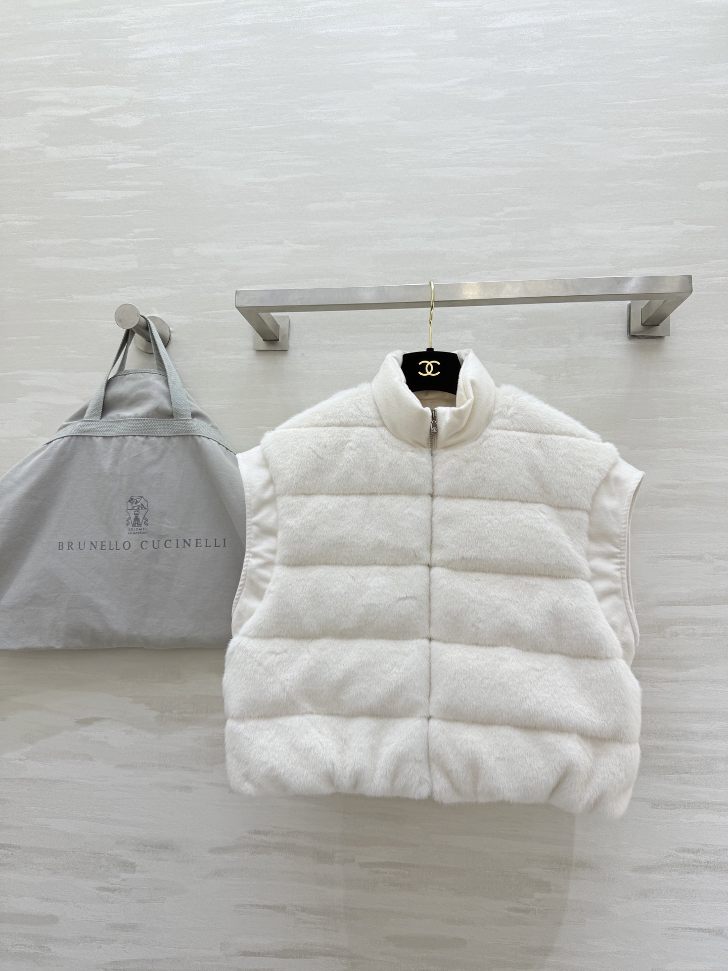 NO:666561,Comes with dust bag #Brunello Cucinell's new environmentally friendly imitation mink down vest jacket. The interior is filled with 90% white goose down, comfortable and warm. High-quality customization. Available in stock first size S/M/L (S size bust 106, length 49),, brunello cucinelli, jackets & coats, down jacket,  19860909配防尘袋#Brunello Cucinell新款环保仿貂 羽绒马甲外套 内里90白鹅绒填充舒适保暖 高品质定制 现货首发sizeS/M/L（s码胸围106,衣长49）,,brunello cucinelli,jackets & coats,down jacket, ,Women's clothing