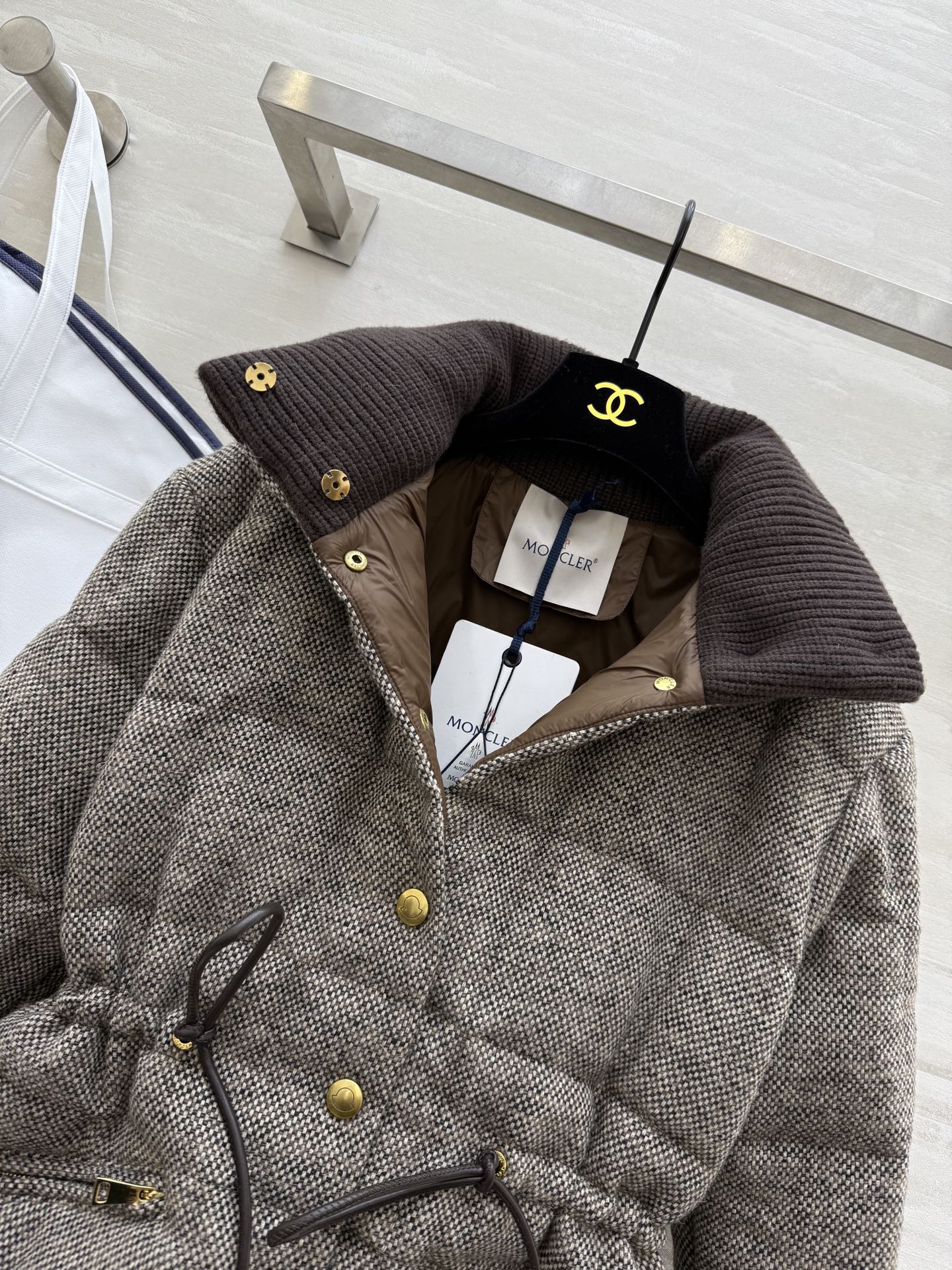 #Moncle♡²⁵秋冬新款 棕色粗花呢羽绒服 经典粗花呢面料＋格纹绗缝 复古时髦！金属纽扣超有细节感 