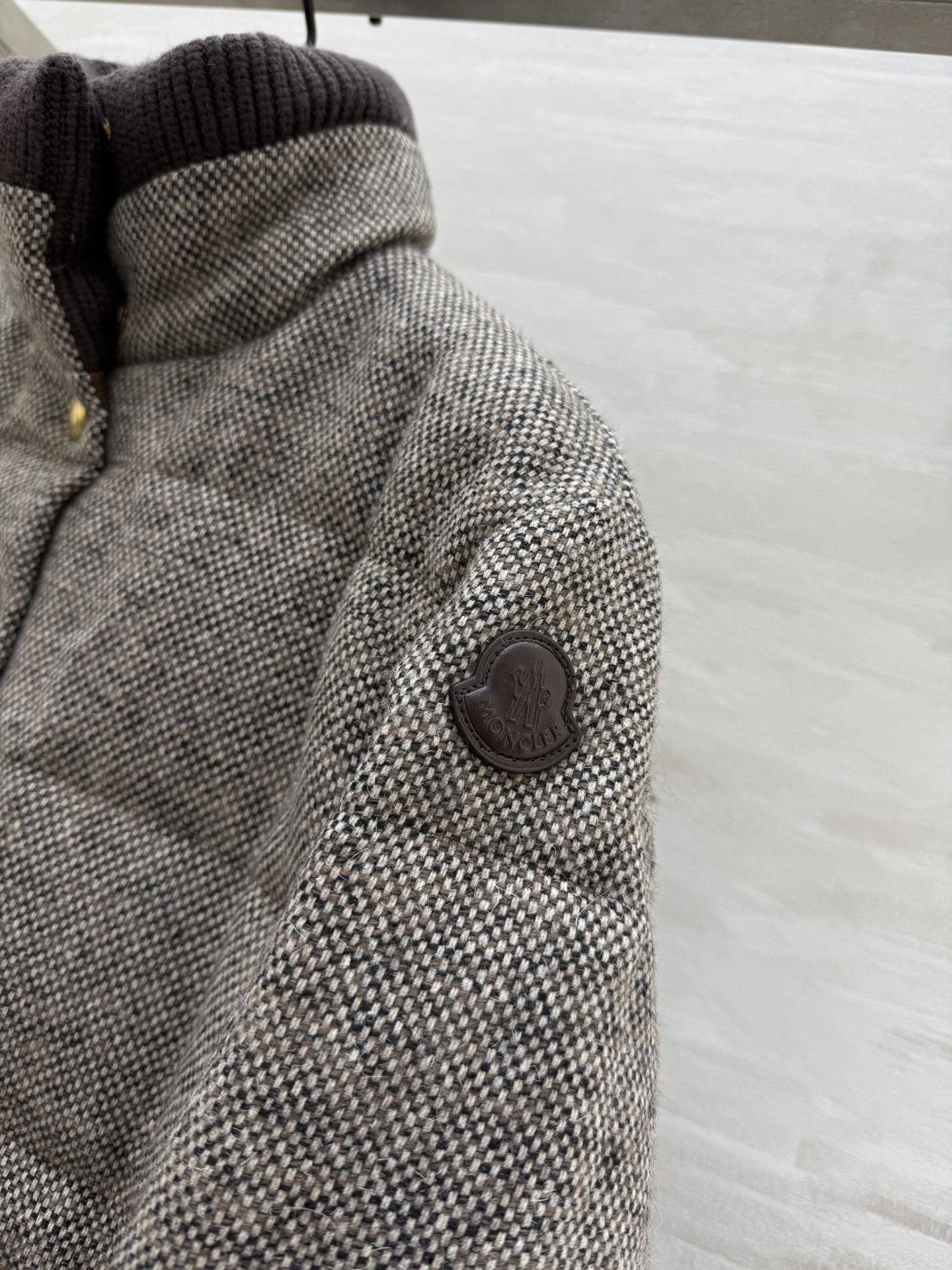 #Moncle♡²⁵秋冬新款 棕色粗花呢羽绒服 经典粗花呢面料＋格纹绗缝 复古时髦！金属纽扣超有细节感 