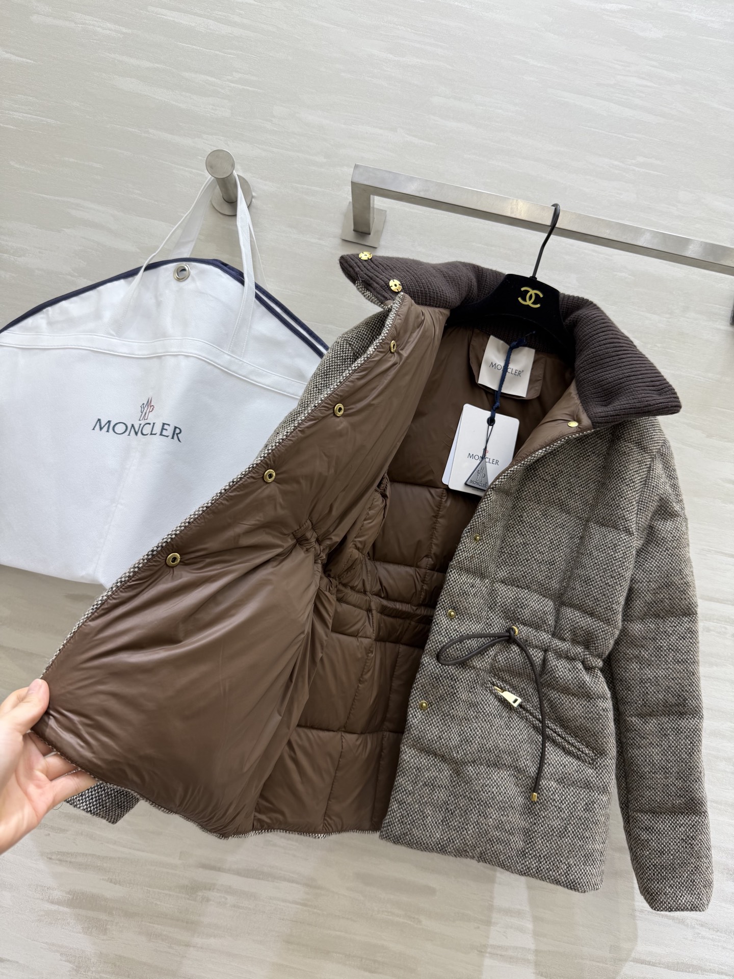 #Moncle♡²⁵秋冬新款 棕色粗花呢羽绒服 经典粗花呢面料＋格纹绗缝 复古时髦！金属纽扣超有细节感 