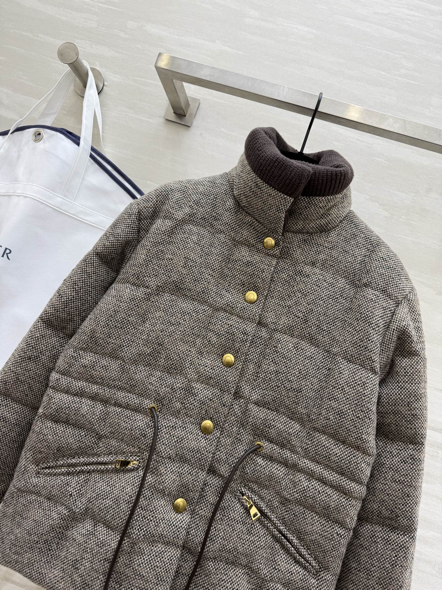 #Moncle♡²⁵秋冬新款 棕色粗花呢羽绒服 经典粗花呢面料＋格纹绗缝 复古时髦！金属纽扣超有细节感 