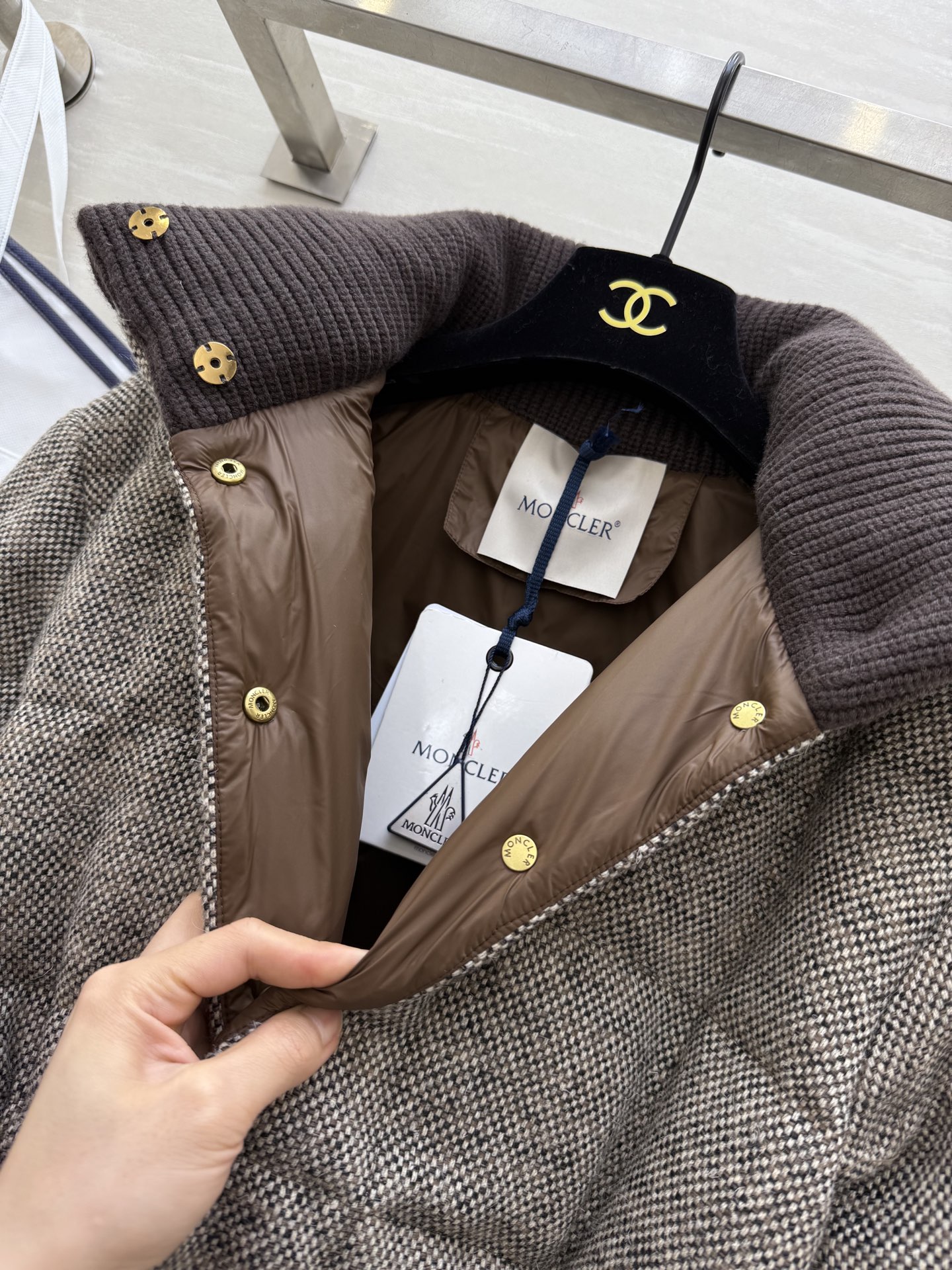 #Moncle♡²⁵秋冬新款 棕色粗花呢羽绒服 经典粗花呢面料＋格纹绗缝 复古时髦！金属纽扣超有细节感 