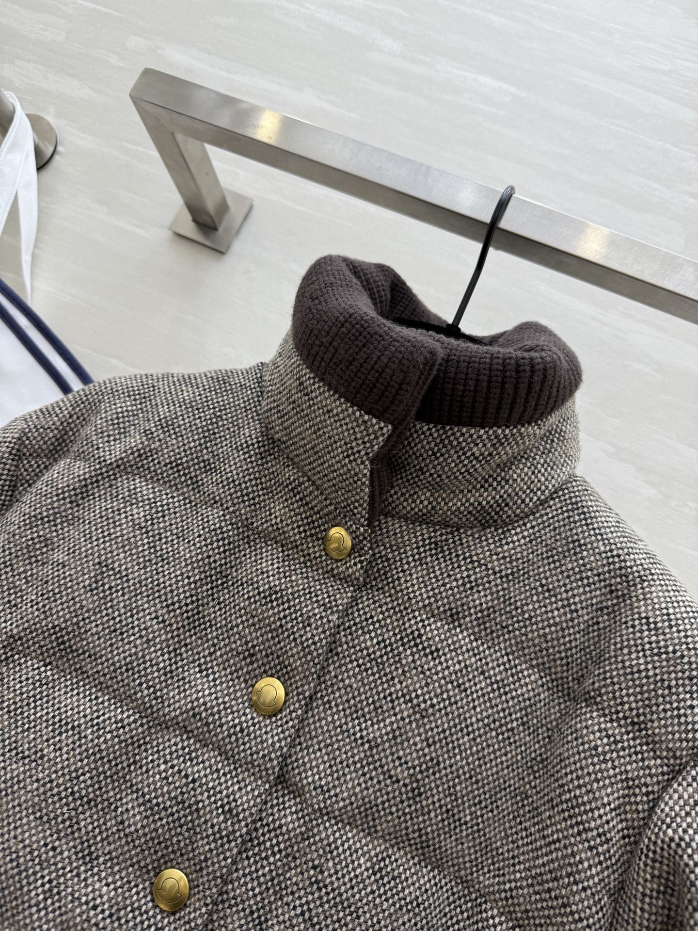 #Moncle♡²⁵秋冬新款 棕色粗花呢羽绒服 经典粗花呢面料＋格纹绗缝 复古时髦！金属纽扣超有细节感 