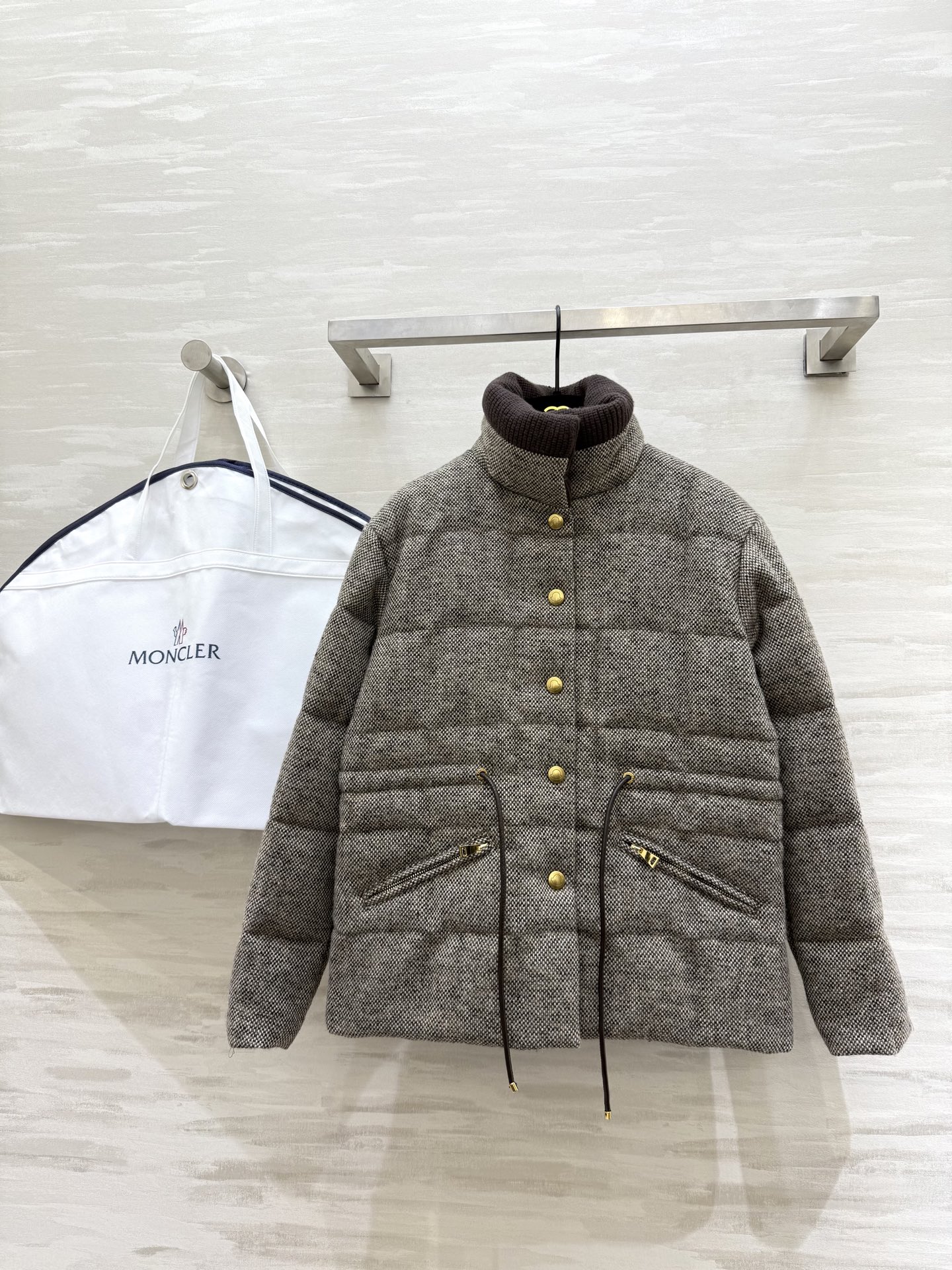 #Moncle♡²⁵秋冬新款 棕色粗花呢羽绒服 经典粗花呢面料＋格纹绗缝 复古时髦！金属纽扣超有细节感 