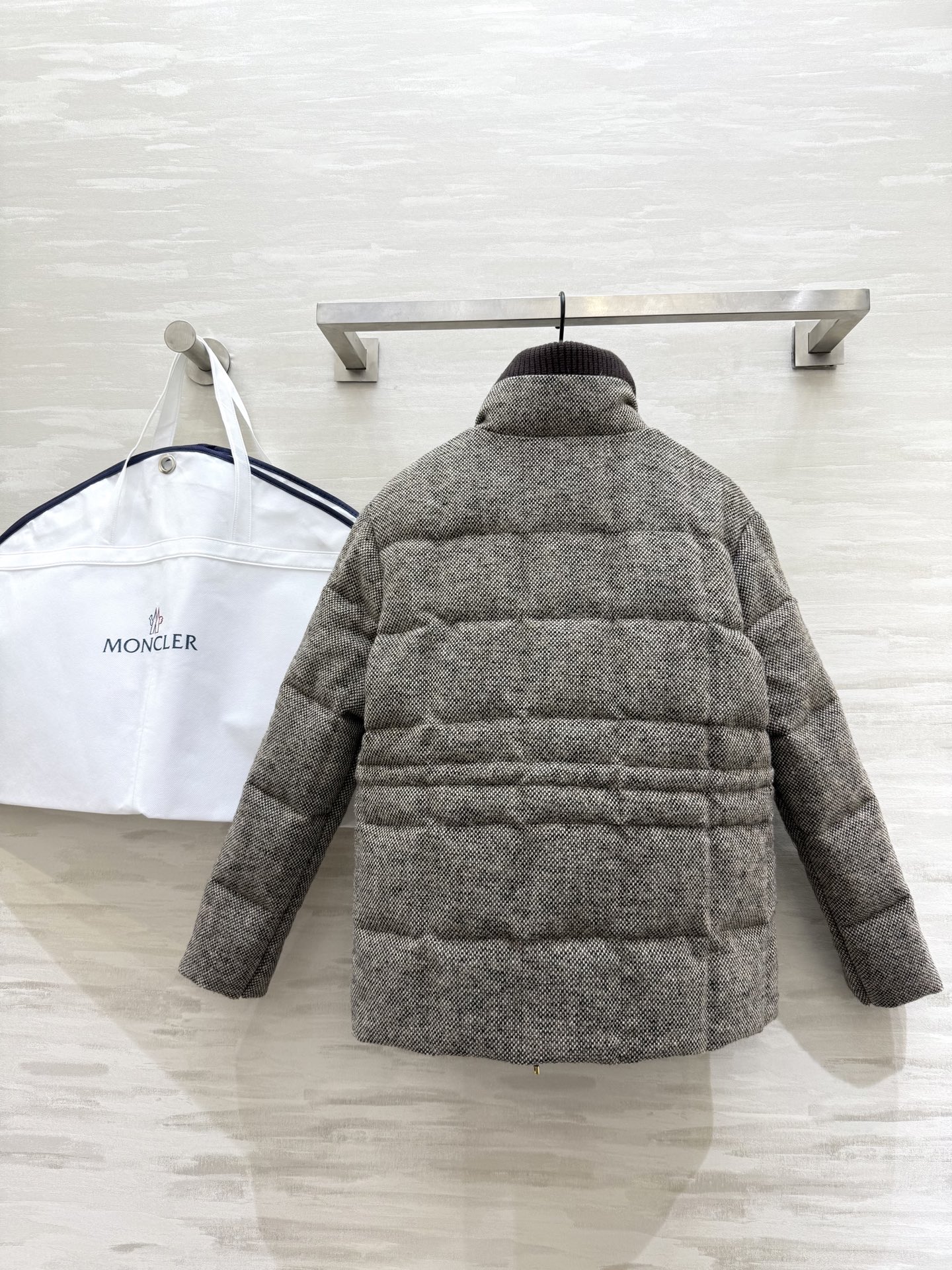 #Moncle♡²⁵秋冬新款 棕色粗花呢羽绒服 经典粗花呢面料＋格纹绗缝 复古时髦！金属纽扣超有细节感 
