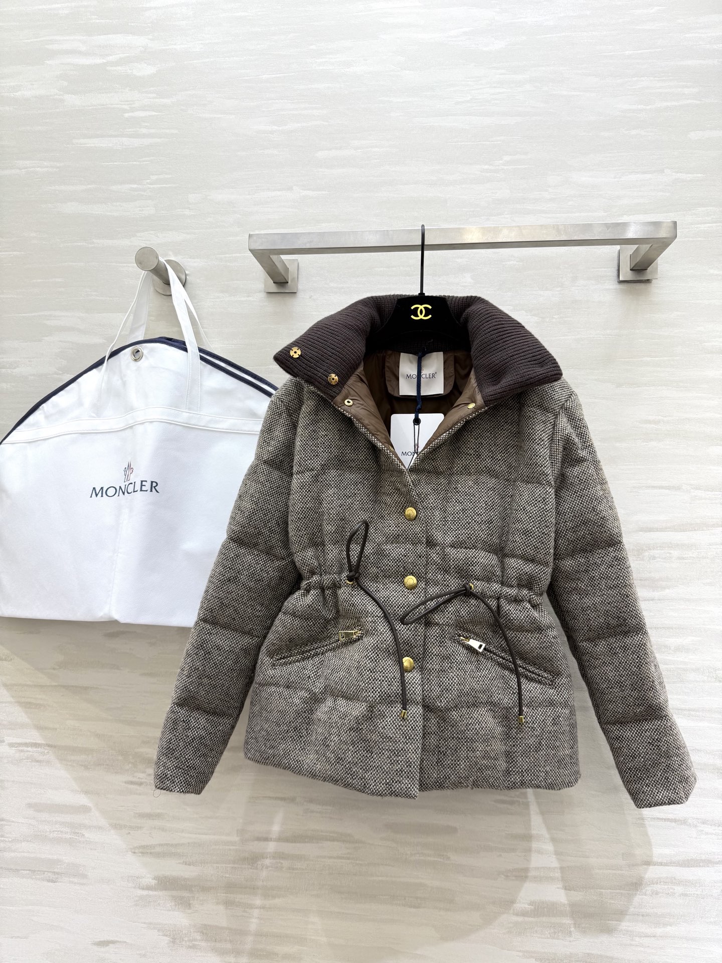 #Moncle♡²⁵秋冬新款 棕色粗花呢羽绒服 经典粗花呢面料＋格纹绗缝 复古时髦！金属纽扣超有细节感 