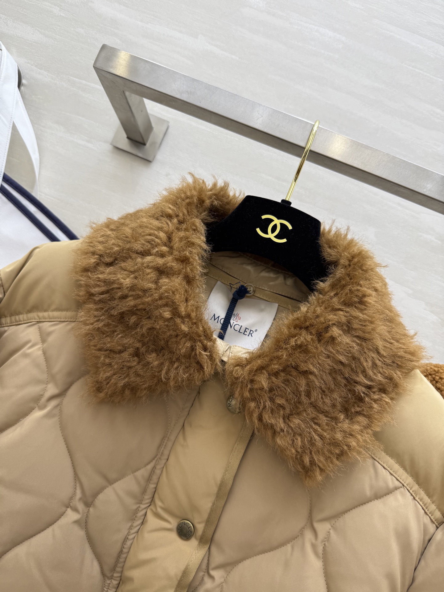 #Moncle♡永远爱这种暖暖的外套抵御严冬❄️ 一件足够外层是羽绒，内里90白鹅绒填充🦢内里还有一层可