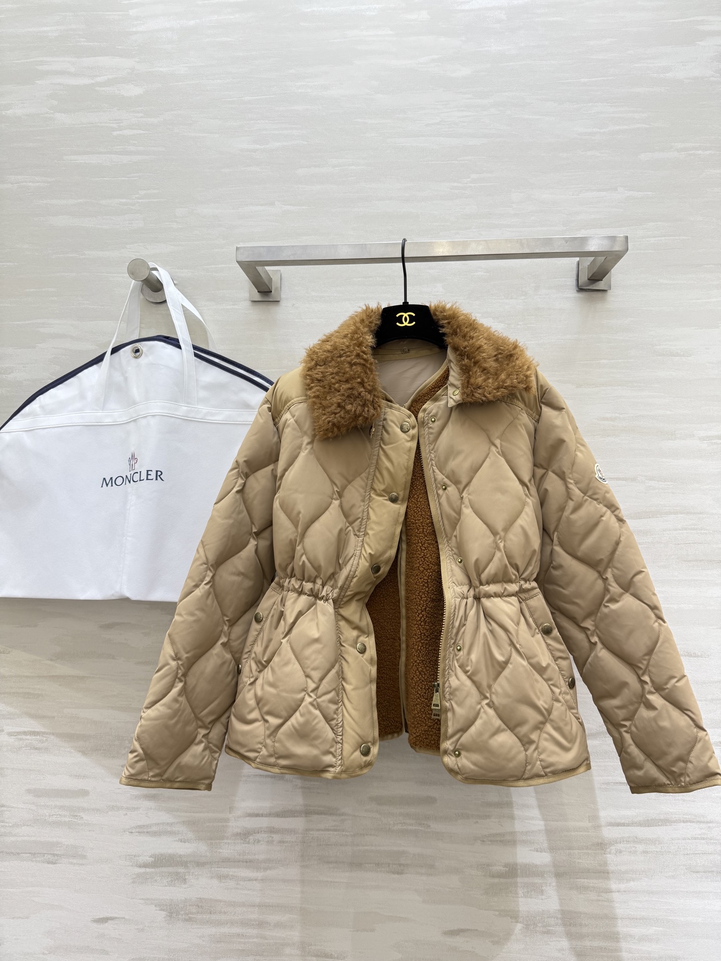 #Moncle♡永远爱这种暖暖的外套抵御严冬❄️ 一件足够外层是羽绒，内里90白鹅绒填充🦢内里还有一层可