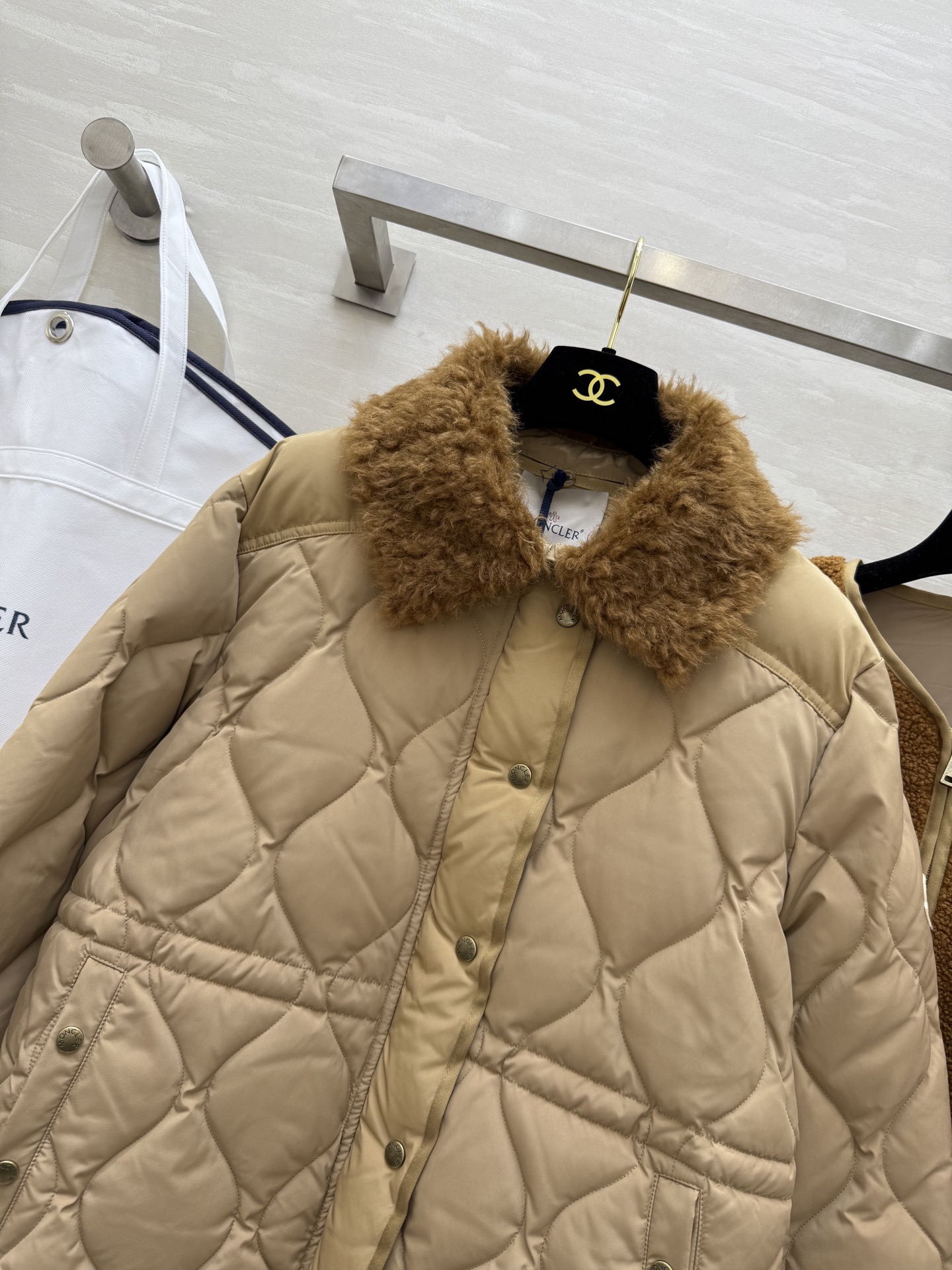 #Moncle♡永远爱这种暖暖的外套抵御严冬❄️ 一件足够外层是羽绒，内里90白鹅绒填充🦢内里还有一层可