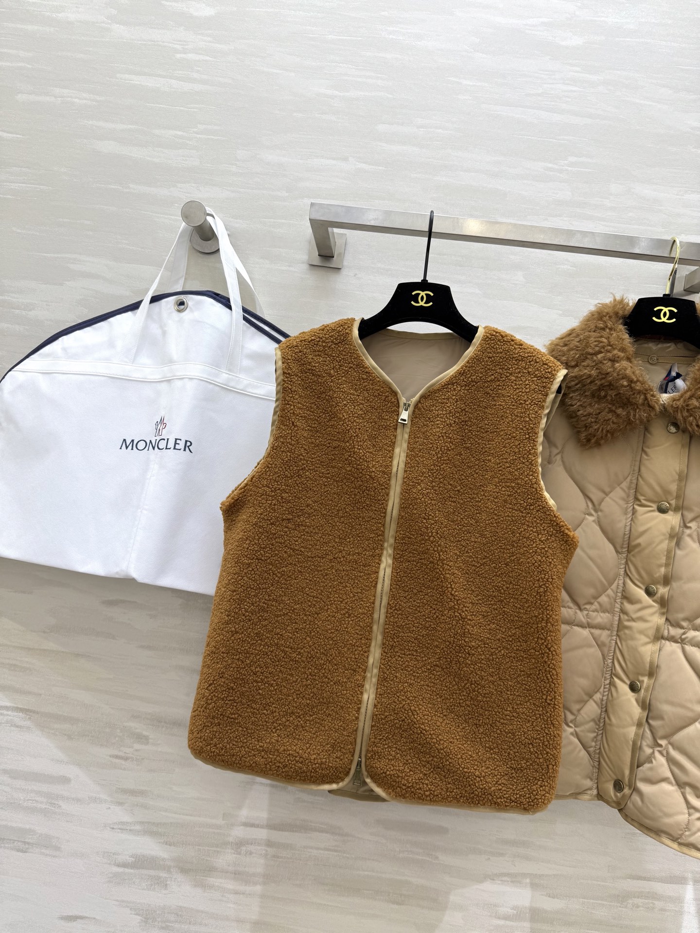 #Moncle♡永远爱这种暖暖的外套抵御严冬❄️ 一件足够外层是羽绒，内里90白鹅绒填充🦢内里还有一层可