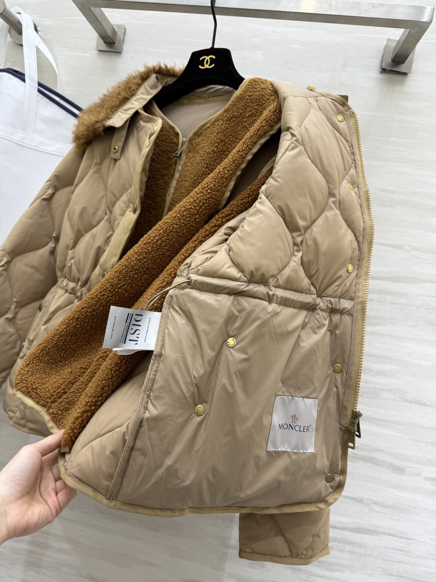 #Moncle♡永远爱这种暖暖的外套抵御严冬❄️ 一件足够外层是羽绒，内里90白鹅绒填充🦢内里还有一层可